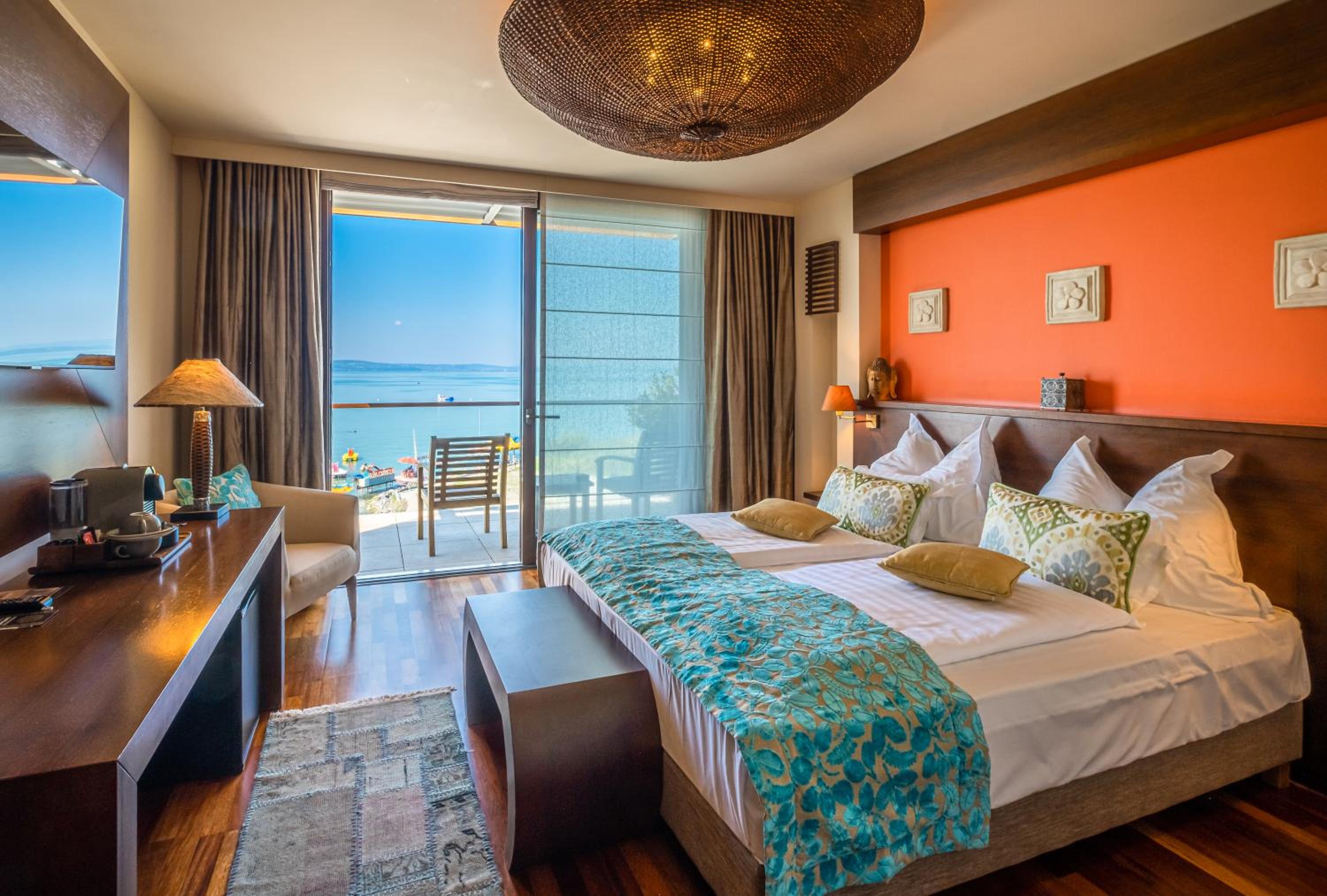 Deluxe Double Room with Balcony and Spectacular Lake View