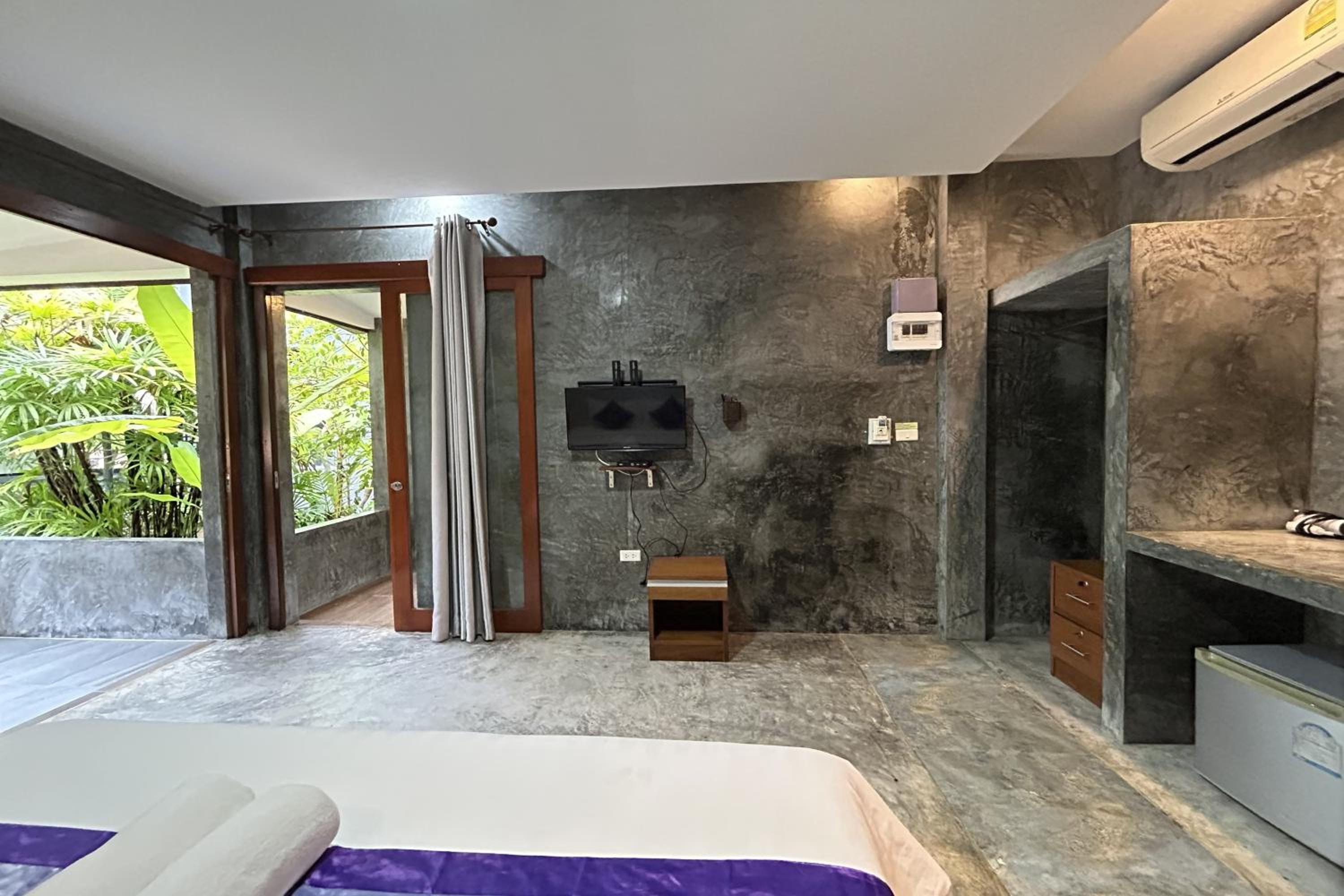 Deluxe Double Room with Balcony - Photo 6