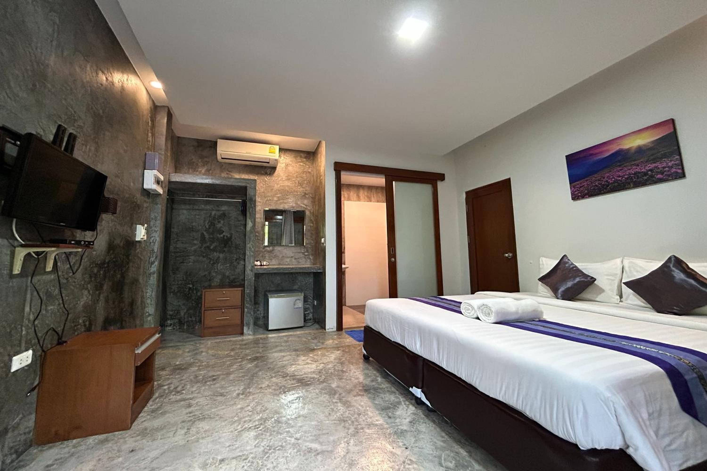Deluxe Double Room with Balcony - Photo 5