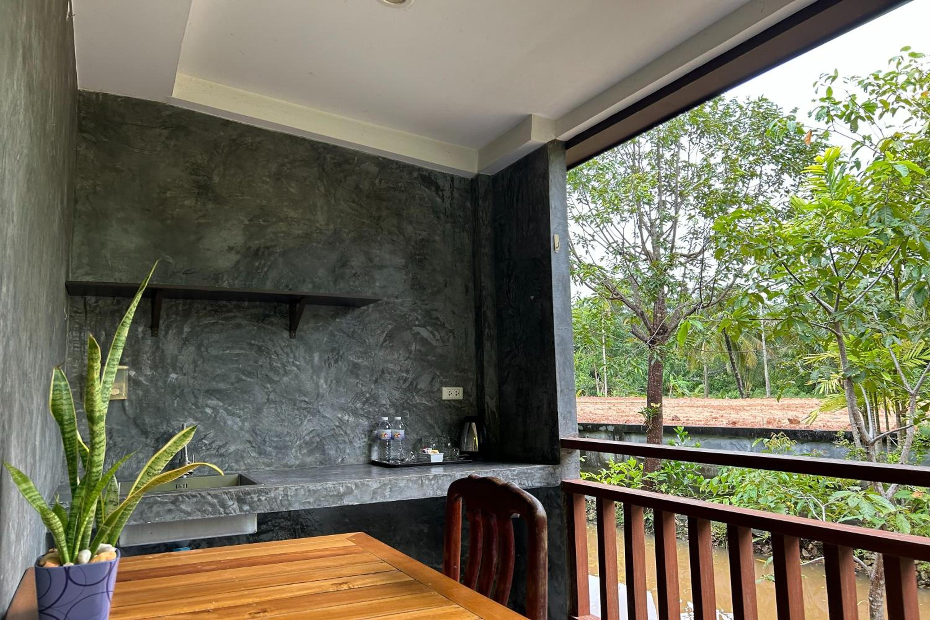 Deluxe Double Room with Balcony - Photo 4