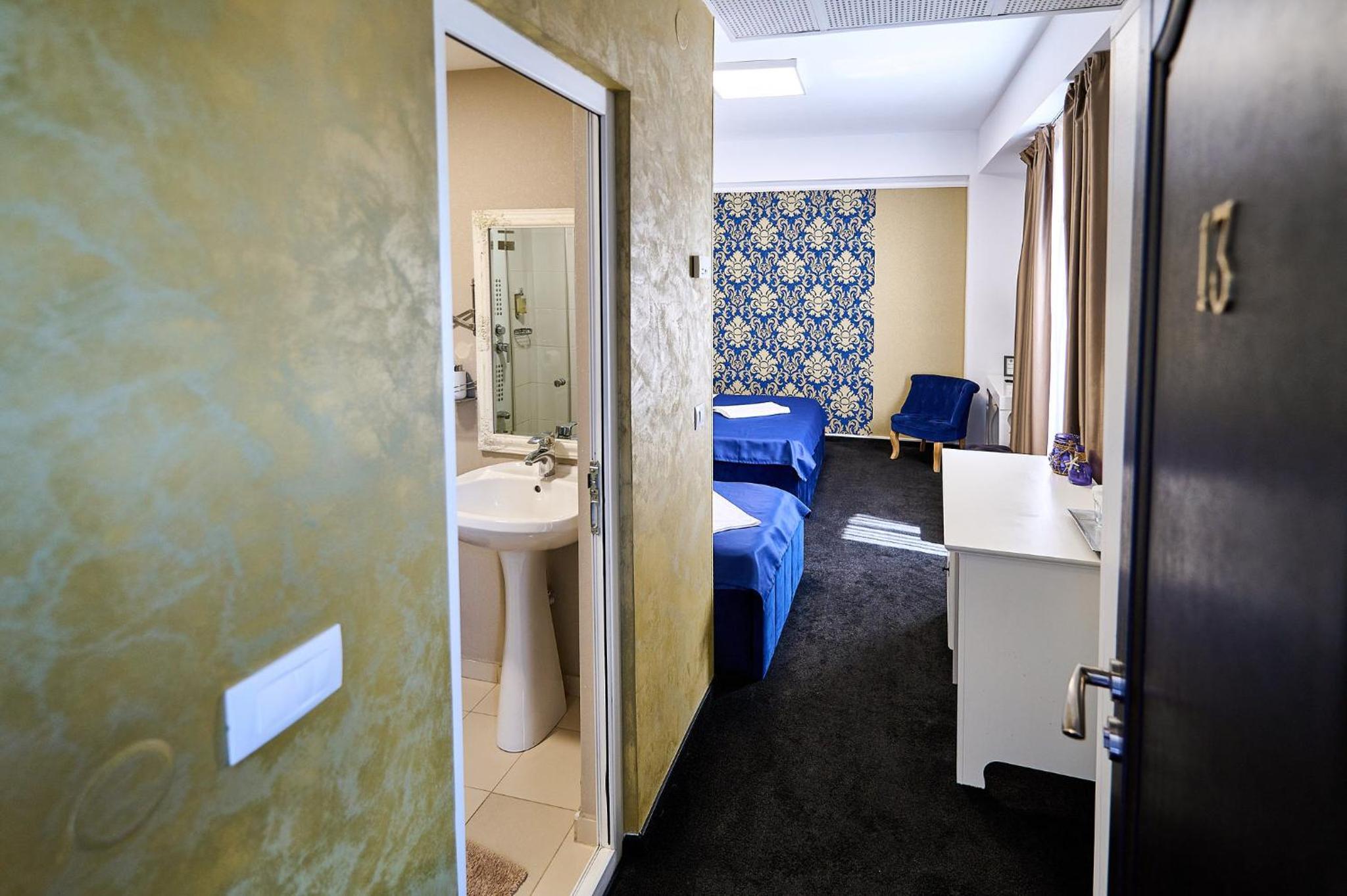Basic Twin Room - Photo 15