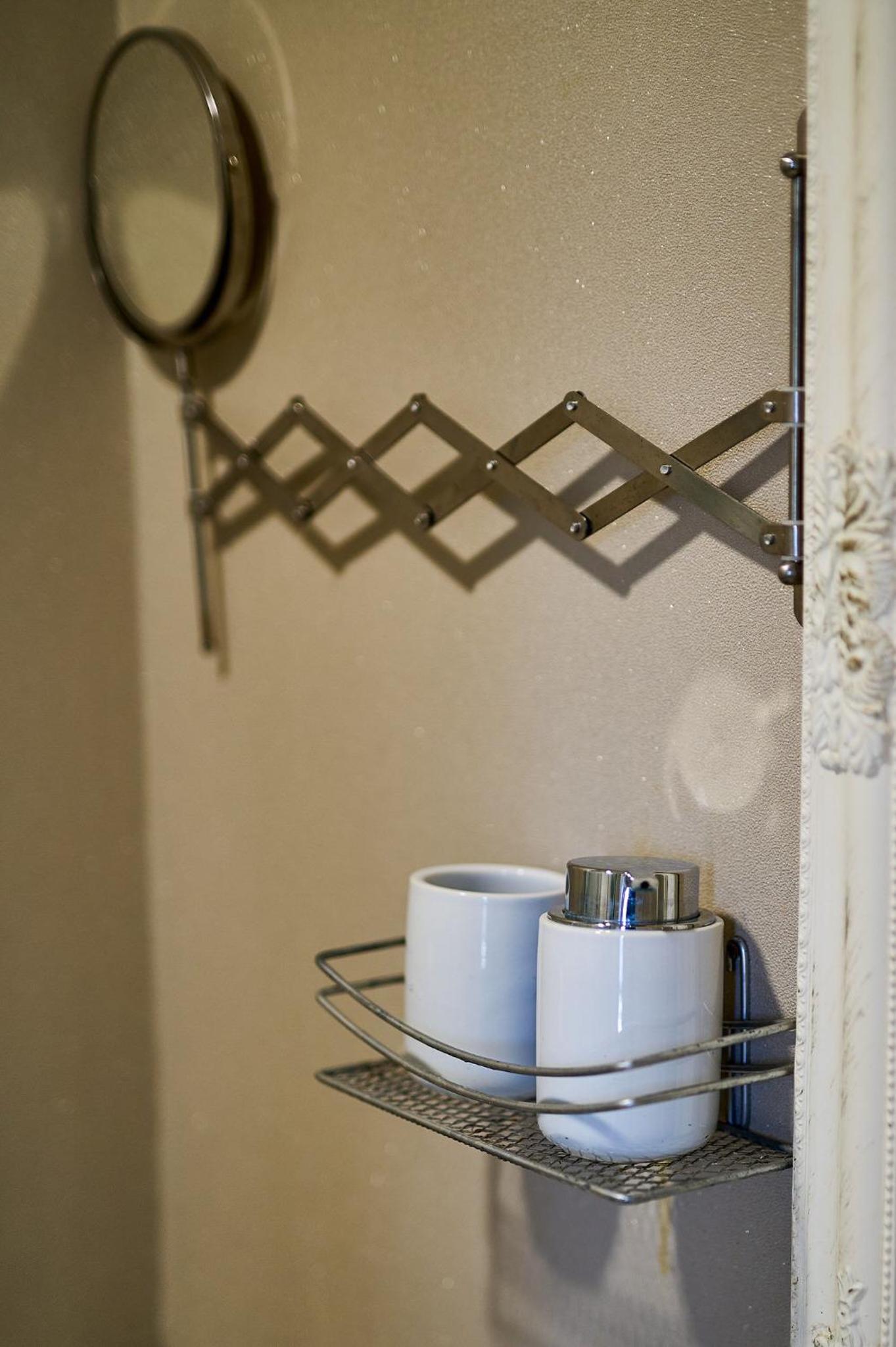 Basic Twin Room - Photo 6