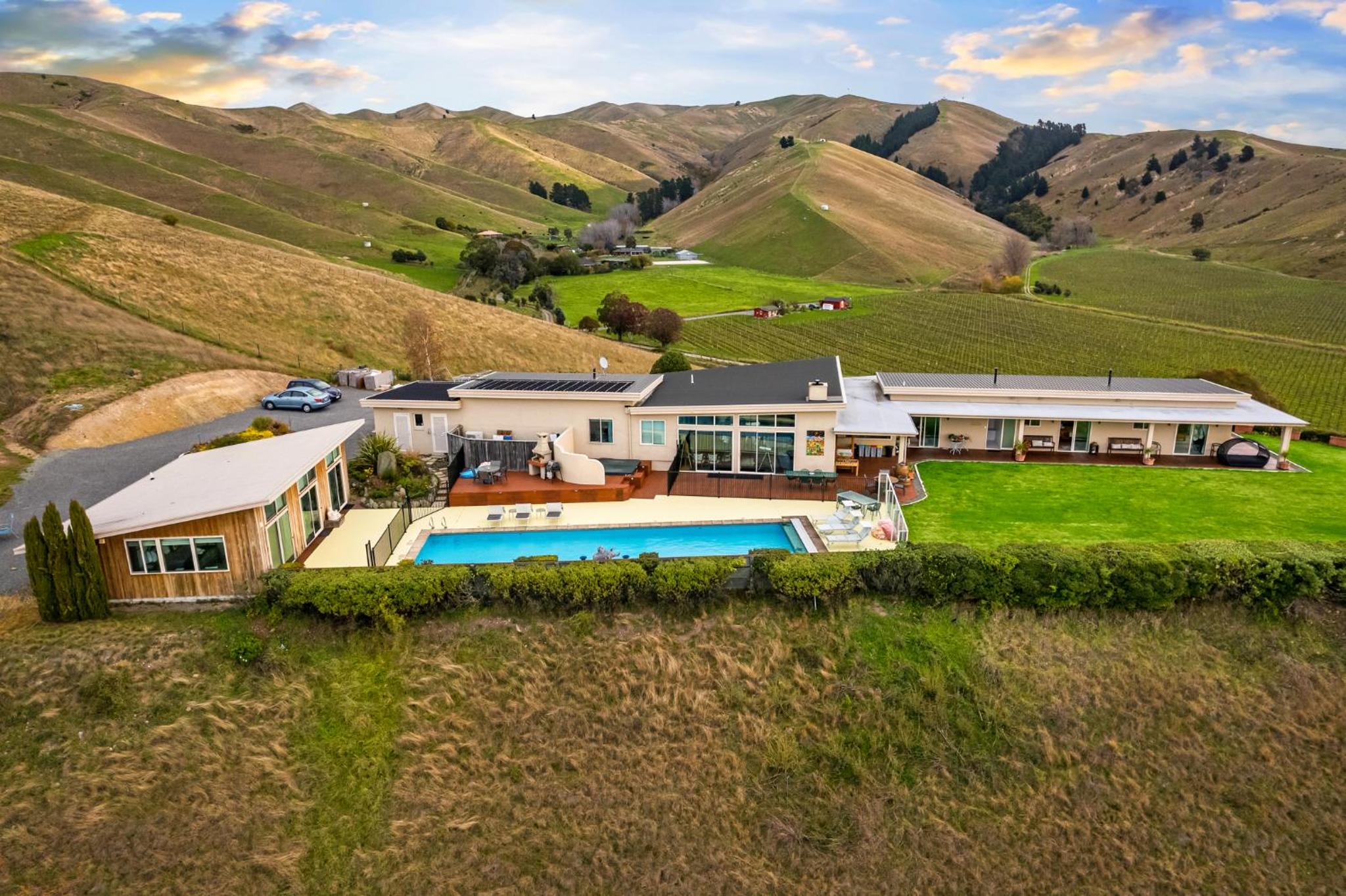 Villa with Private Pool - Photo 37