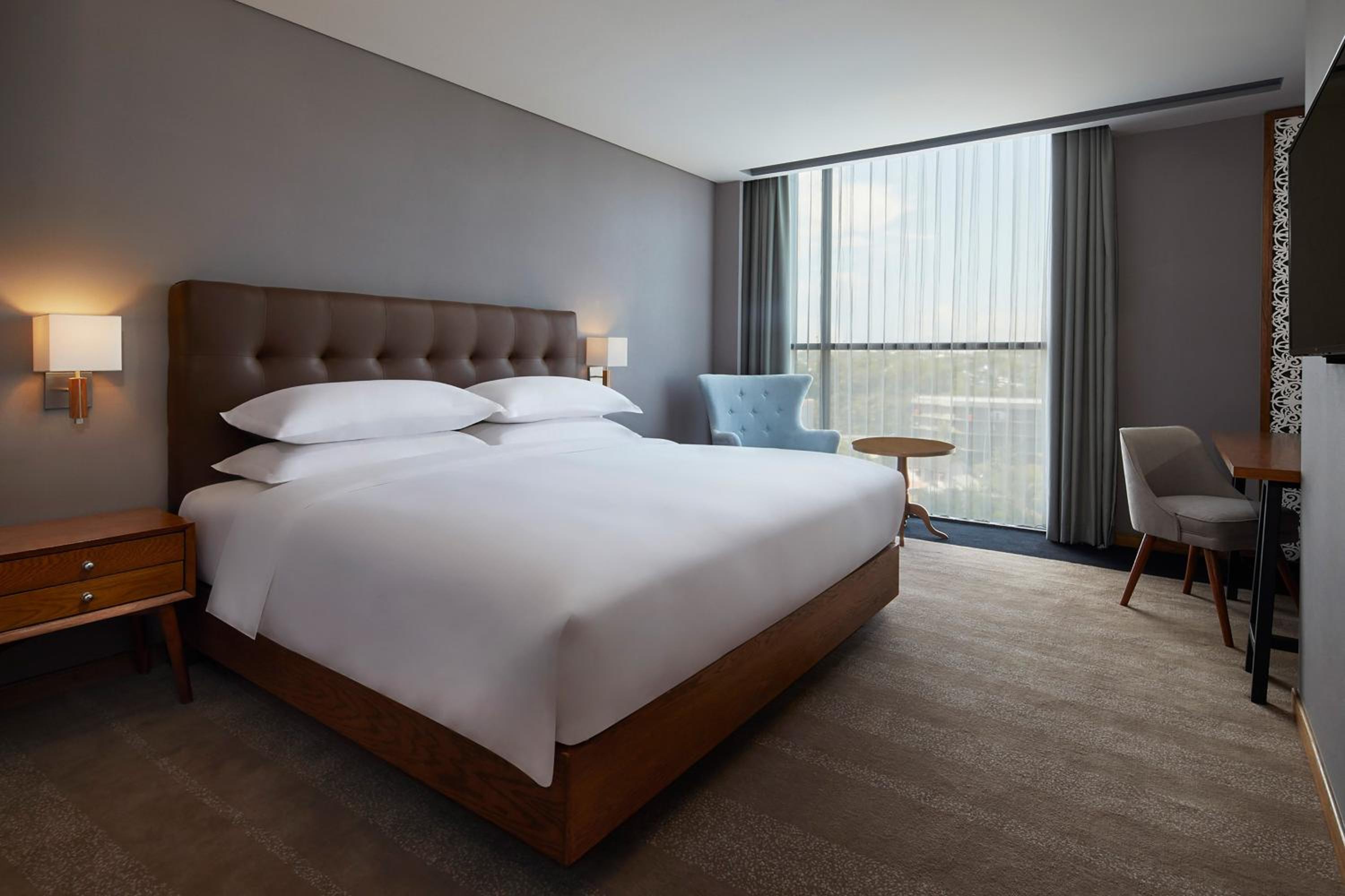 Deluxe King Room with Free Airport Shuttle Transfer - Photo 4