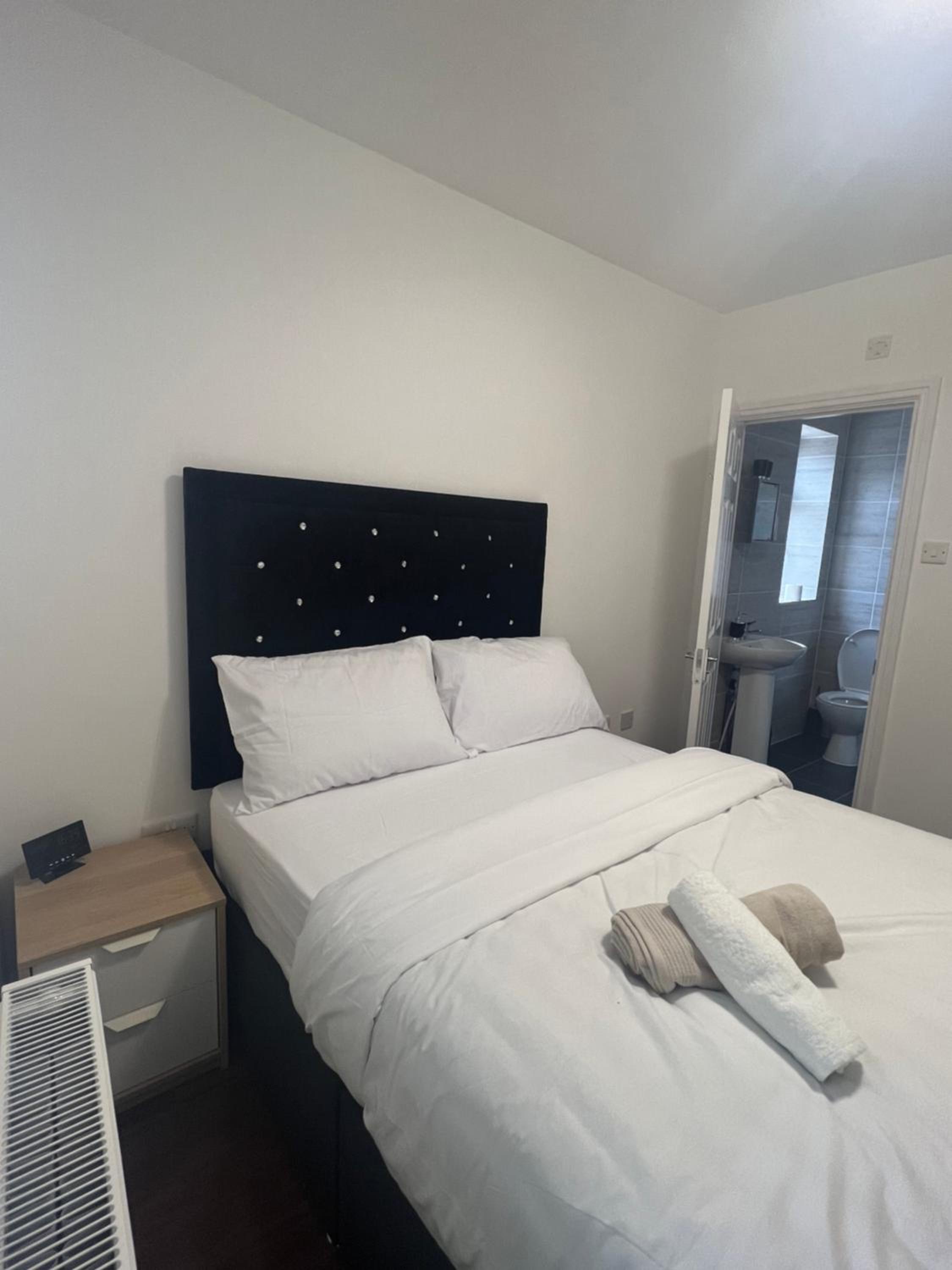 Double Room with Private Bathroom - Photo 1