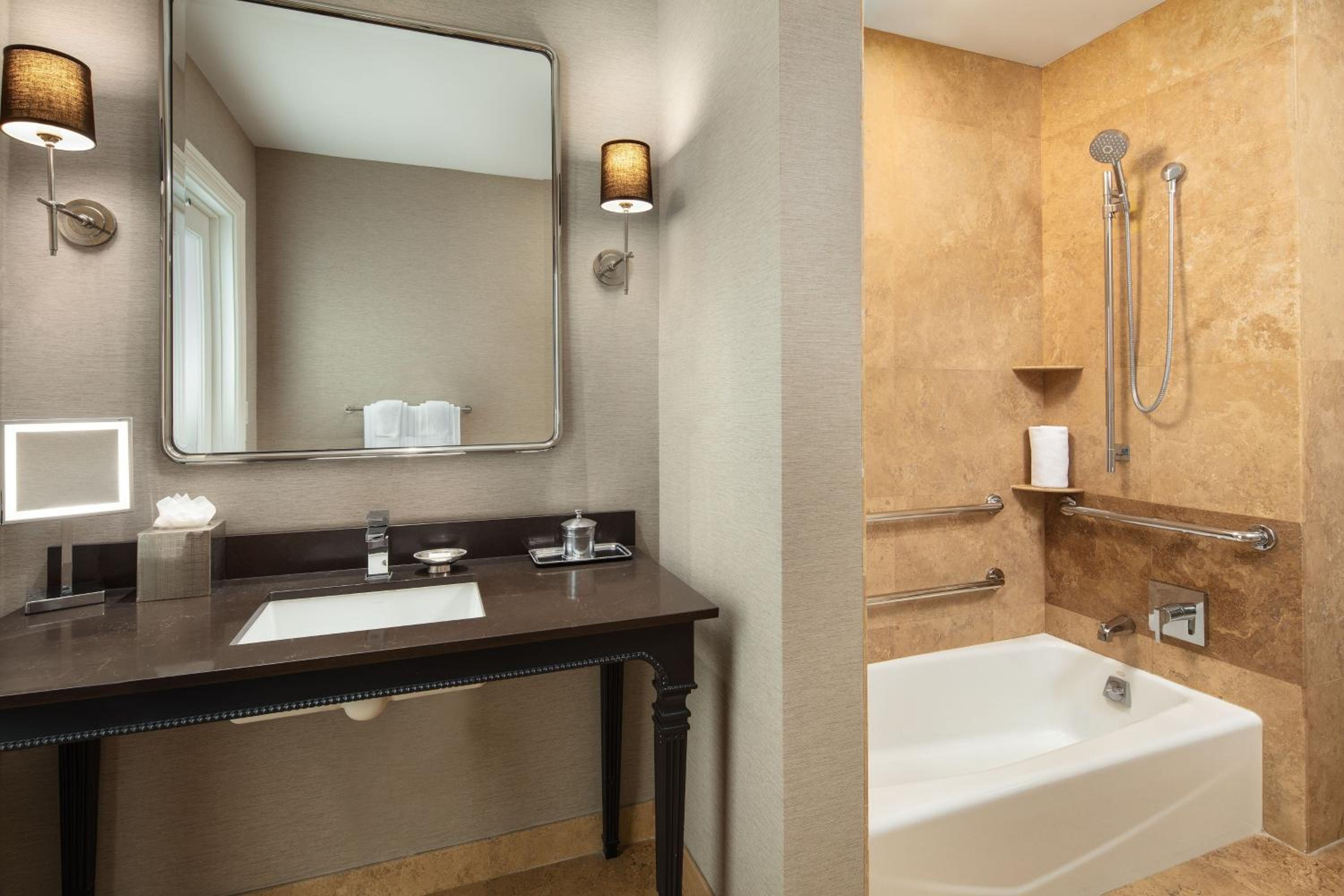 Superior King Room with Adapted Tub - Mobility Accessible photo 2