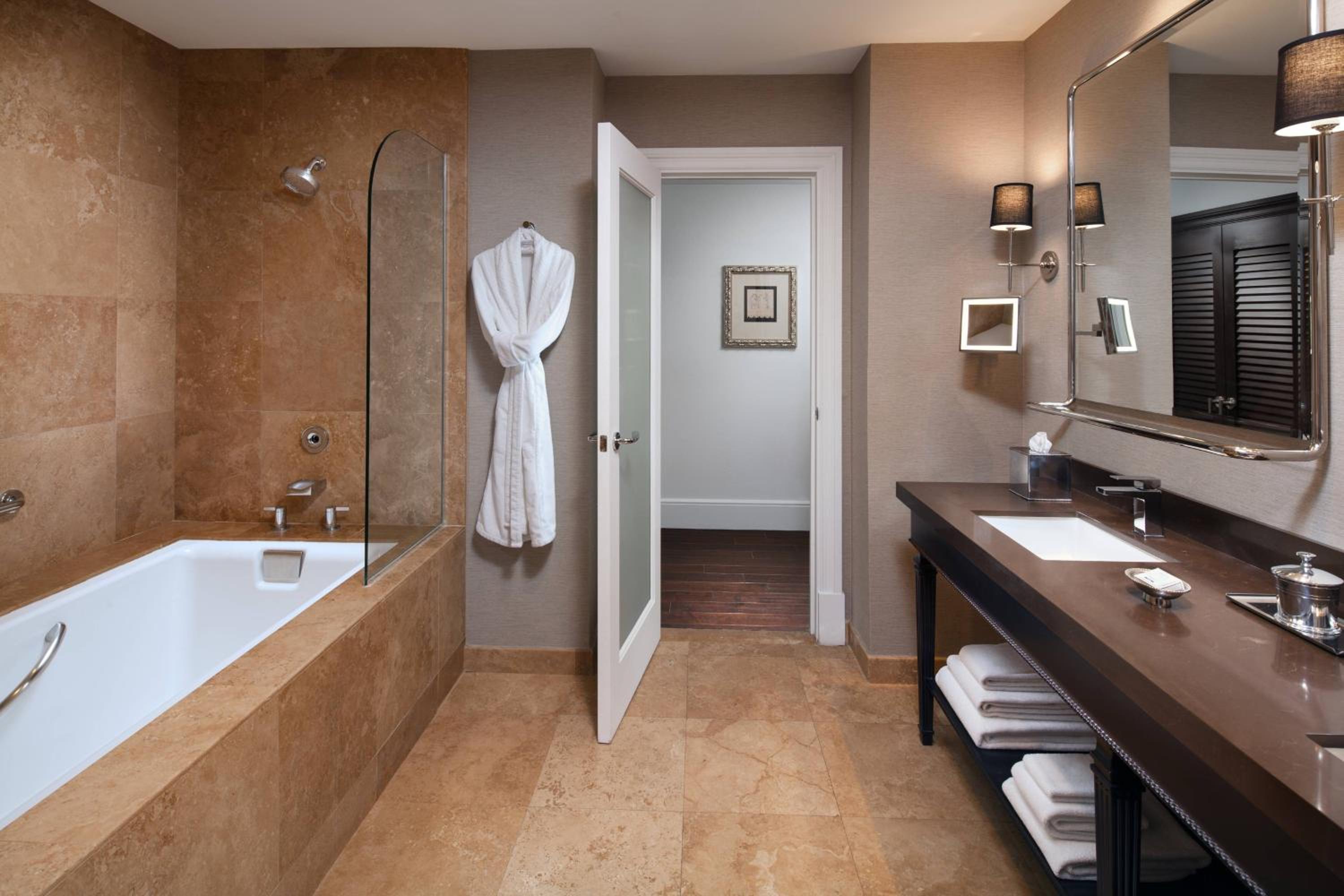 Grand Deluxe Tub, Guest room, 2 Queen, Top floor