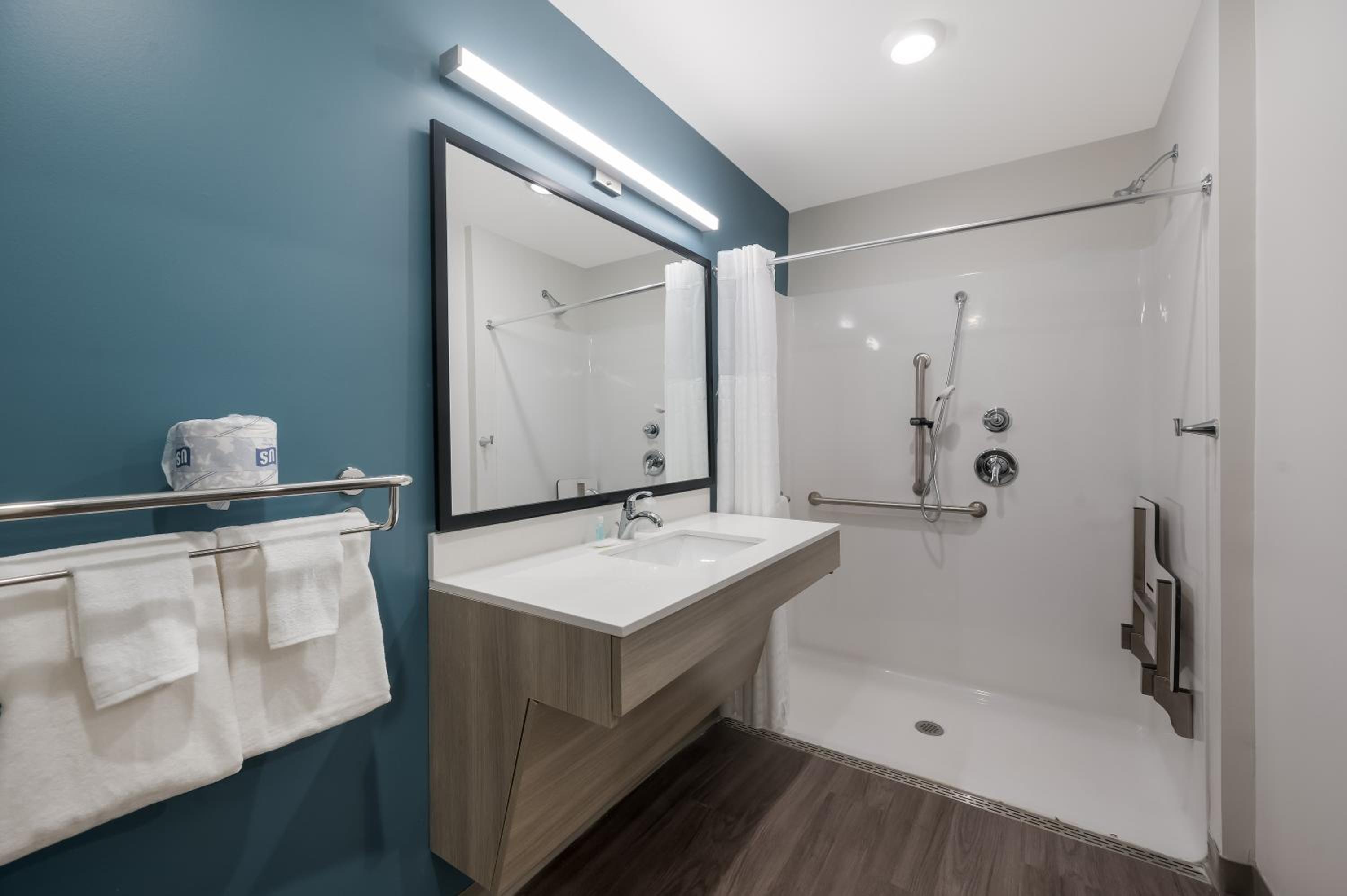 QUEEN SUITE W DISHWASHER (DISHES/COOKWARE INCLUDED) ACCESSIBLE ROLL IN SHOWER photo 3