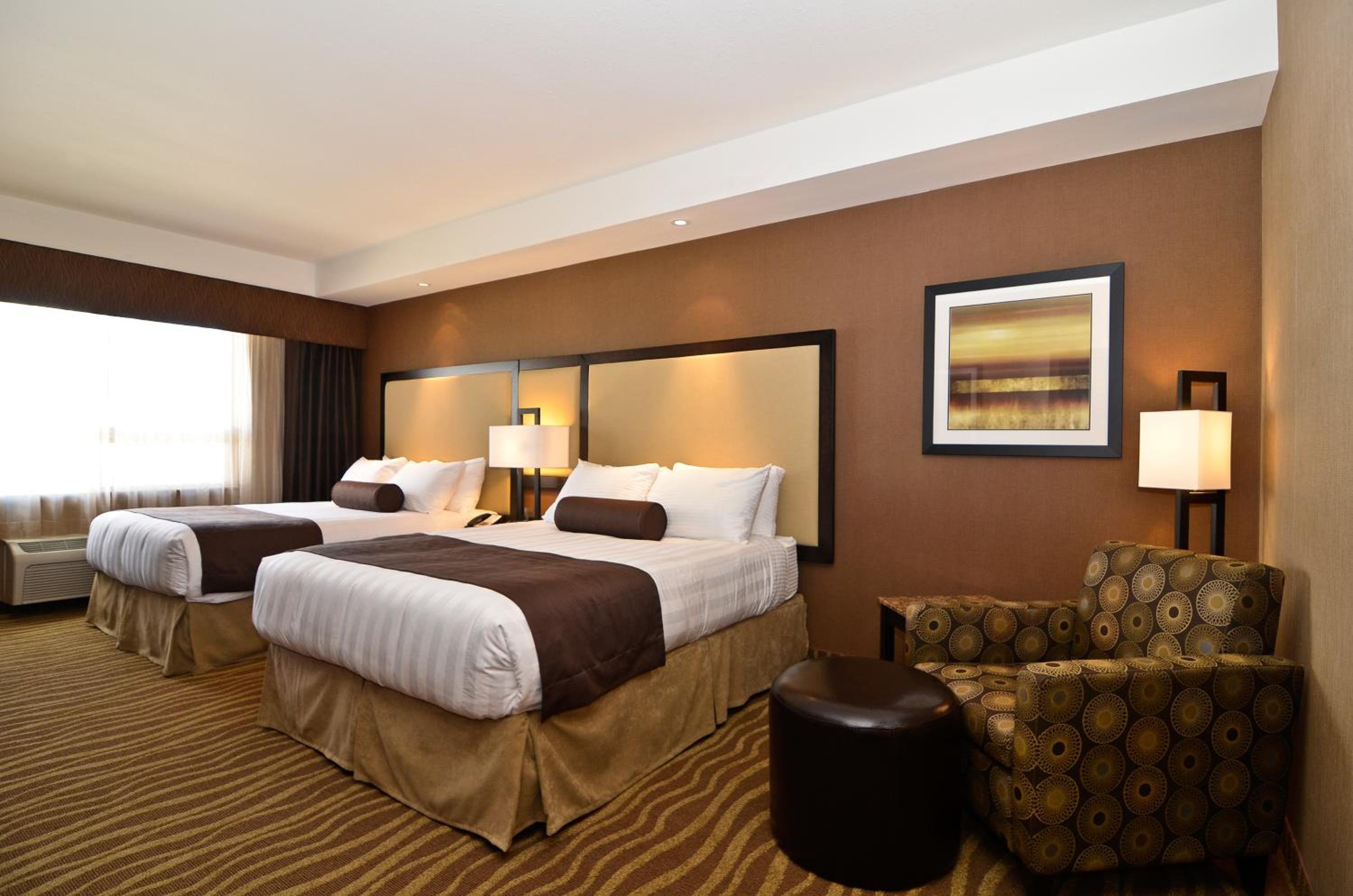Queen Room with Two Queen Beds - Photo 4
