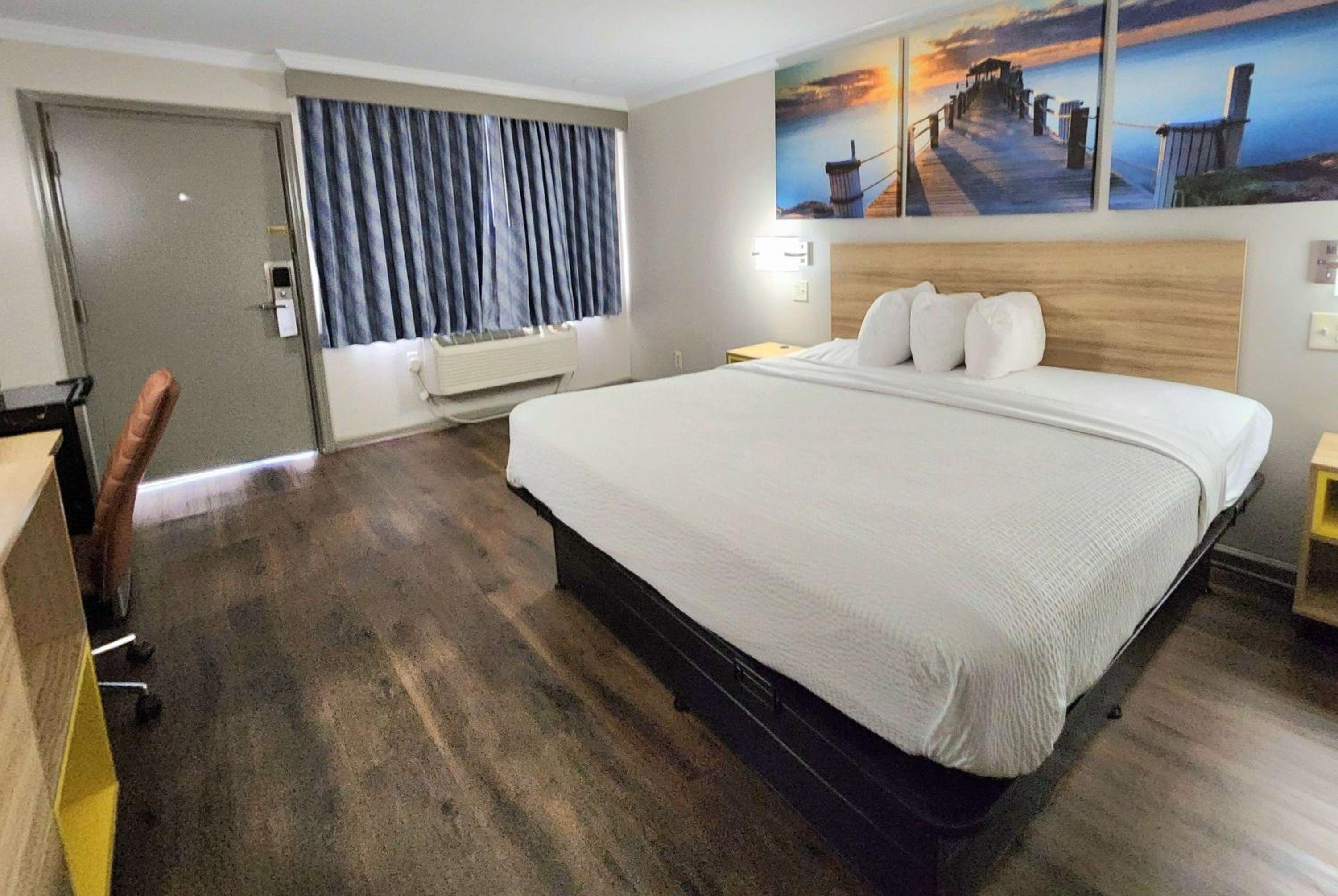 King Room - Disability Access - Non-Smoking - Photo 5