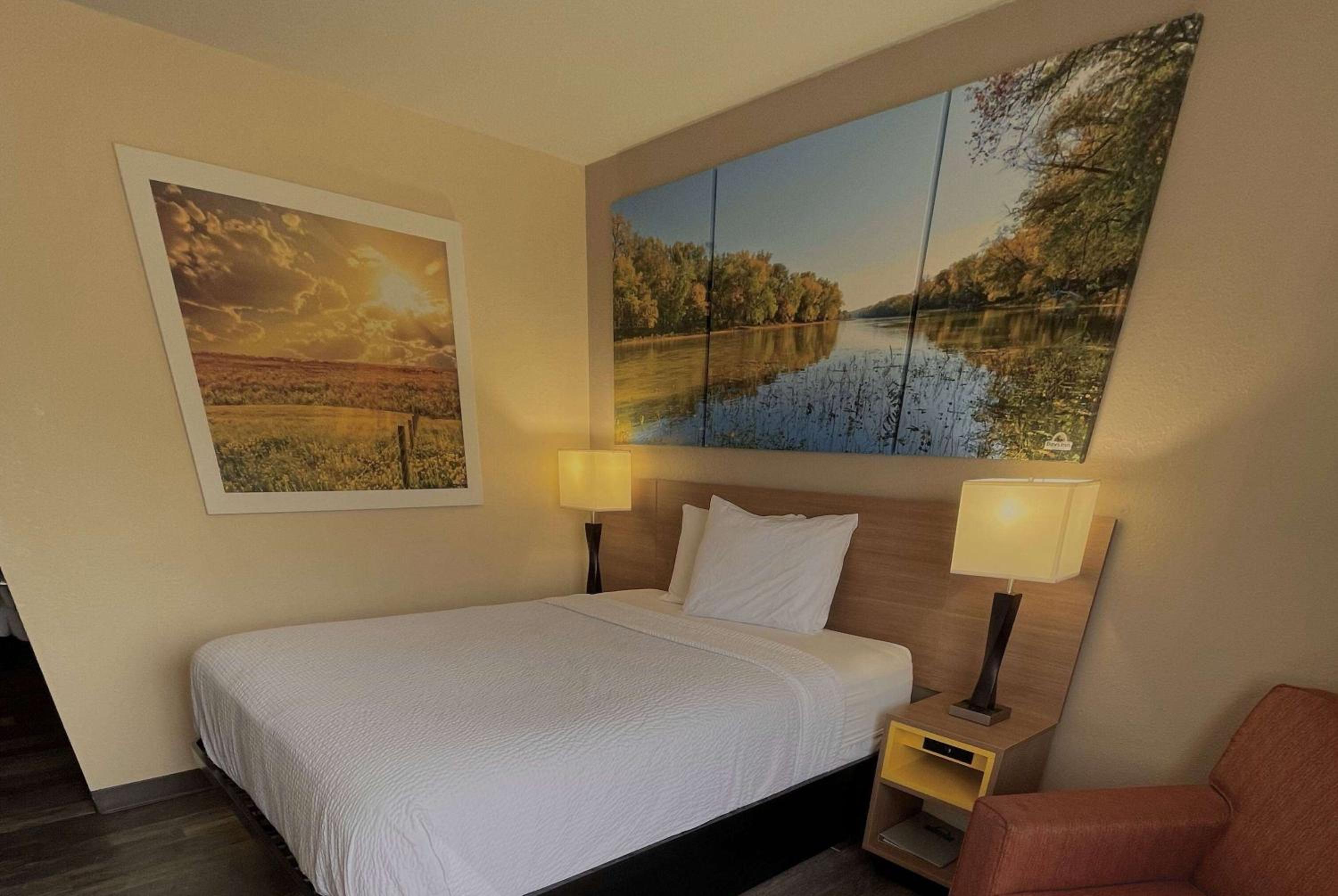 Queen Room - Non-Smoking - Photo 1