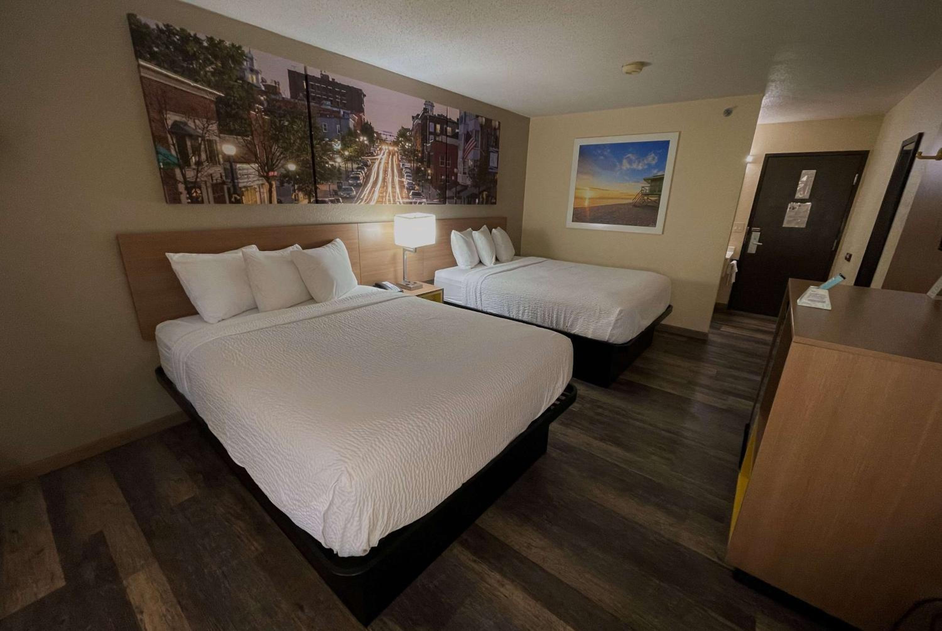 Queen Room with Two Queen Beds - Non-Smoking - Photo 1