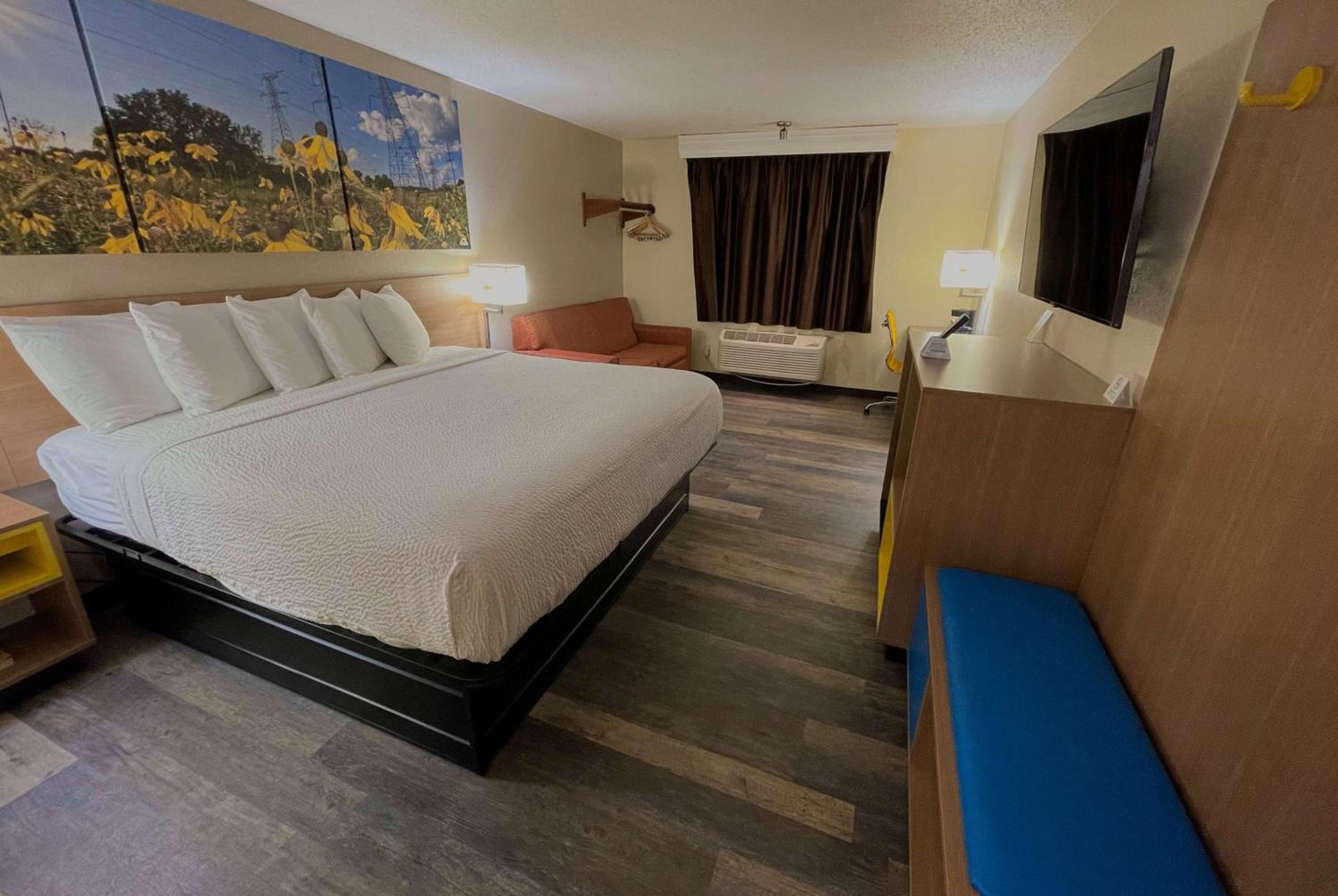 King Room - Non-Smoking - Photo 1