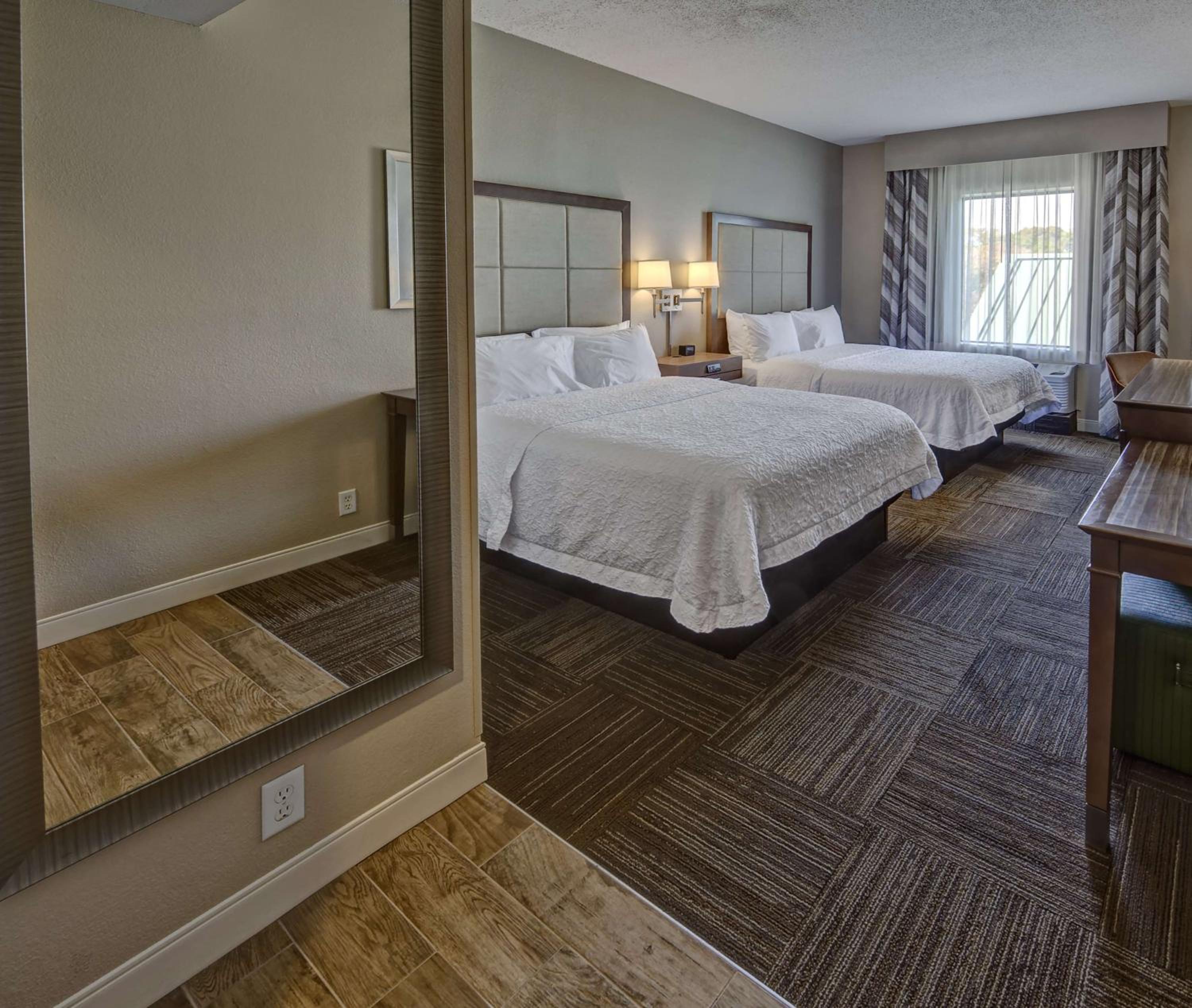 Room with Two Queen Beds - Non-Smoking - Photo 2