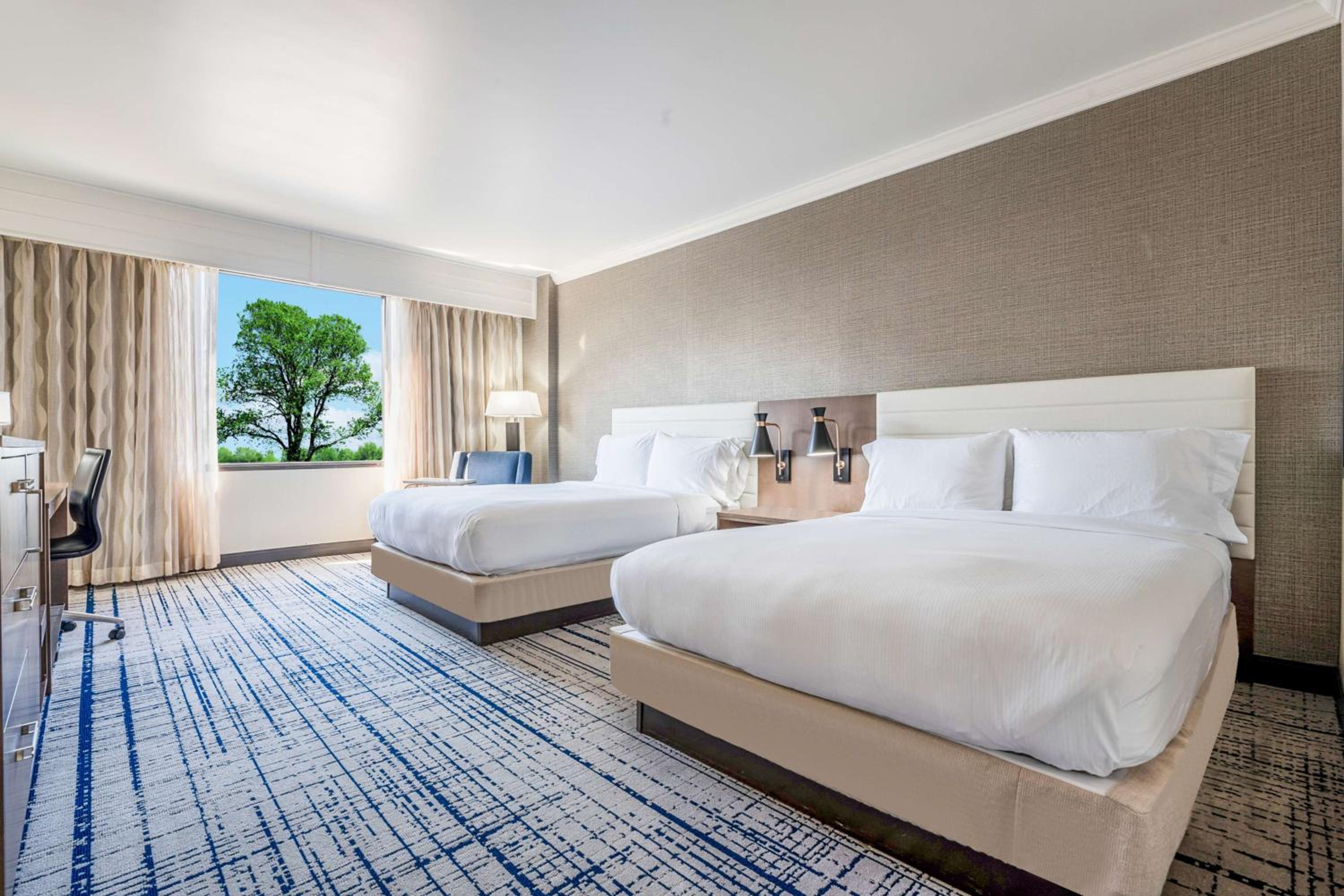 Queen Room with Two Queen Beds - Photo 2