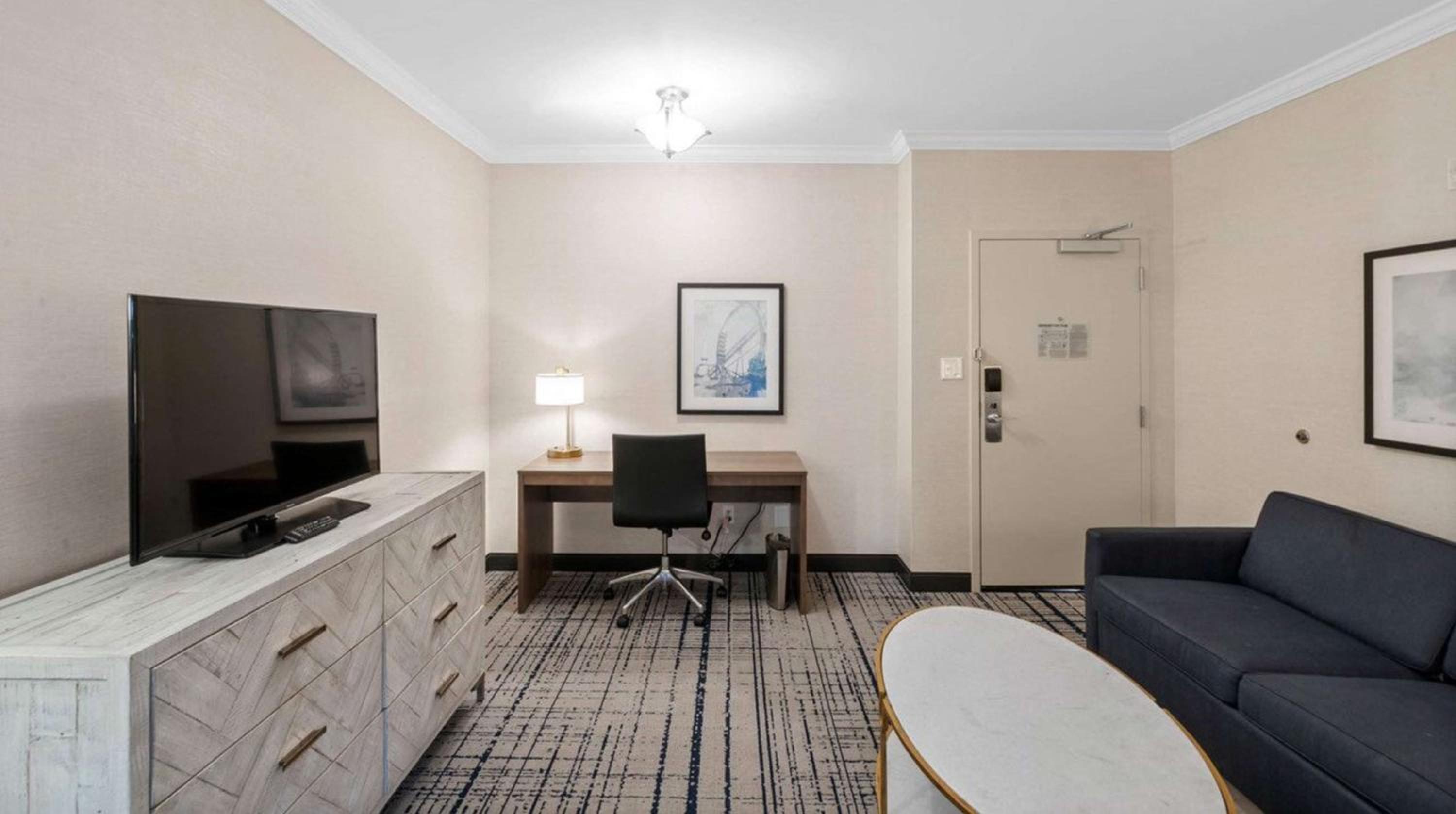 Two-Room Suite with One King Bed and Sofa Bed - Photo 4