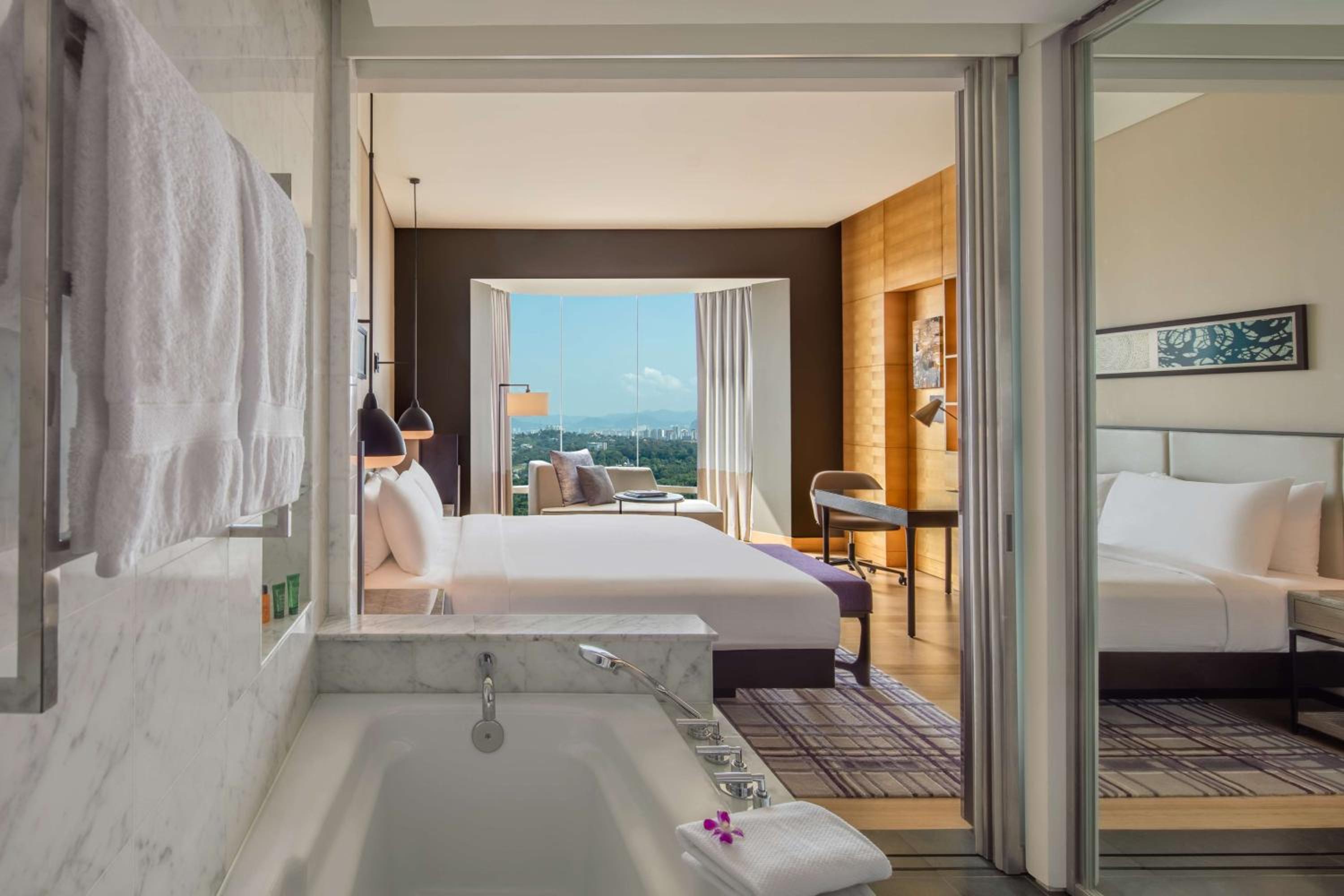 Executive King Room with Lake View - Photo 2