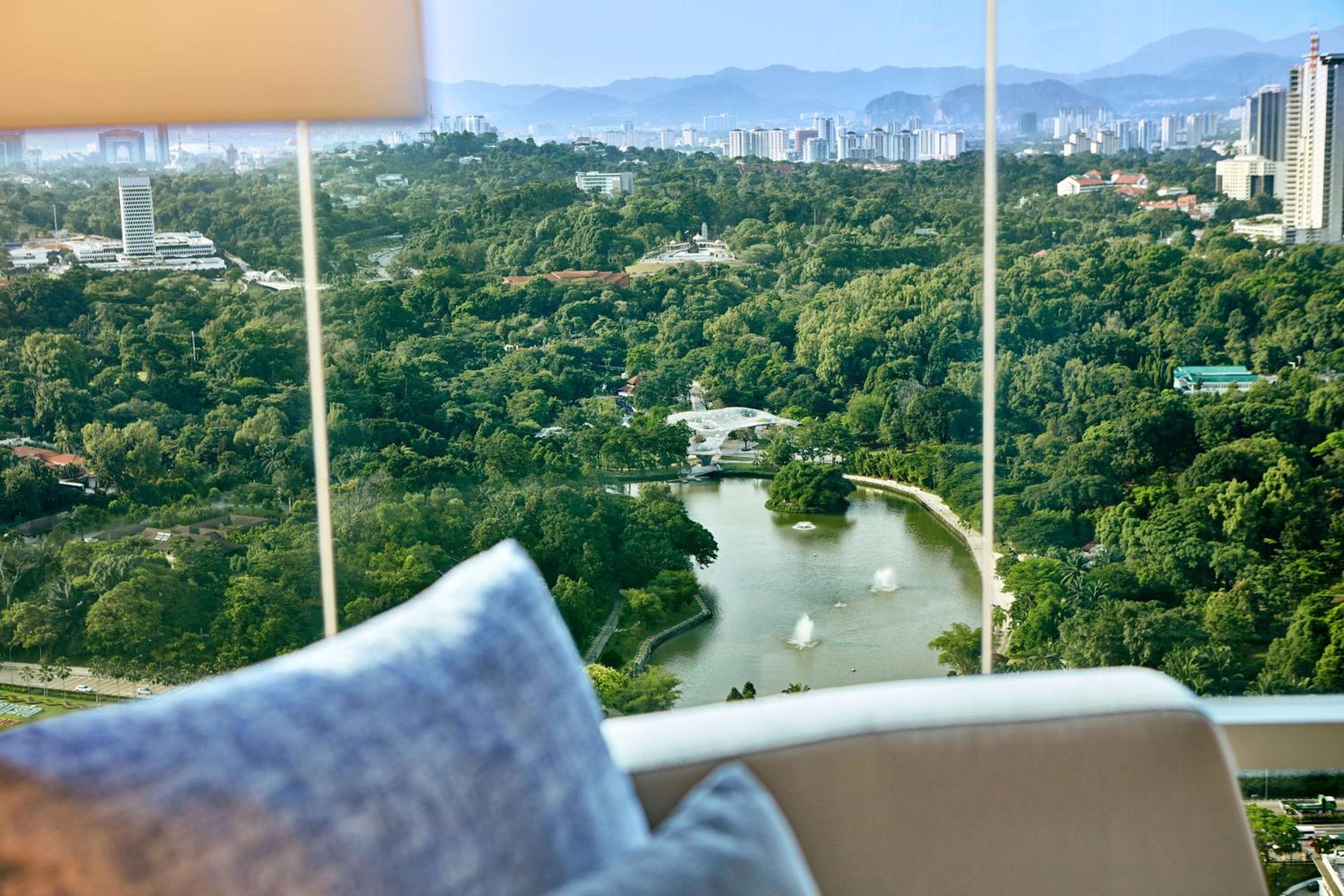 Executive King Room with Lake View - Photo 5