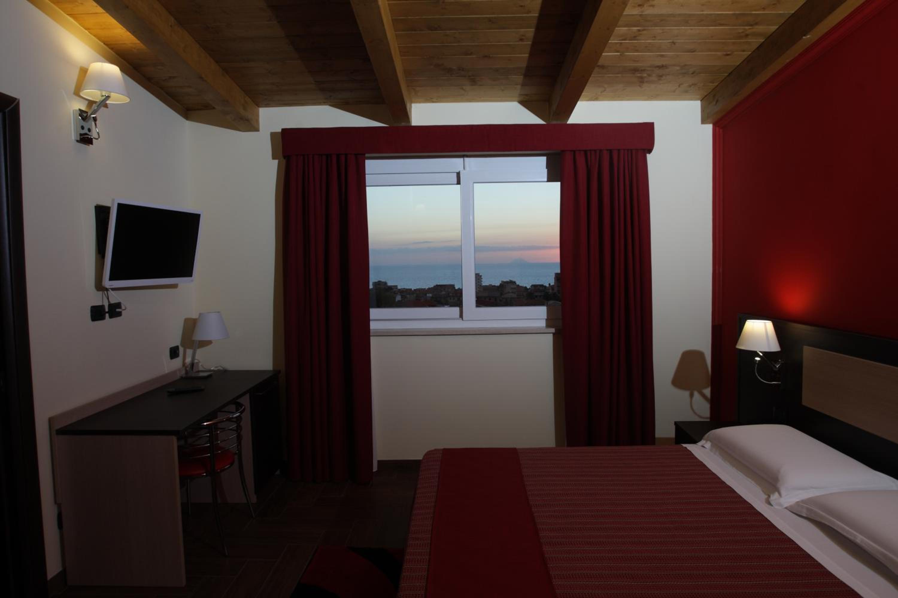Deluxe Double or Twin Room with Spa Bath photo 3