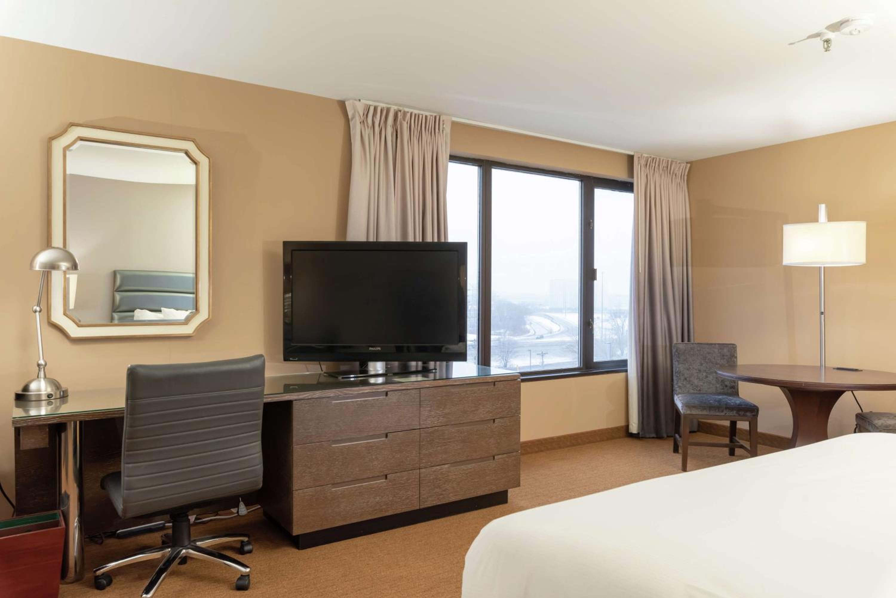 Corner King Room with Sofa Bed - Photo 1