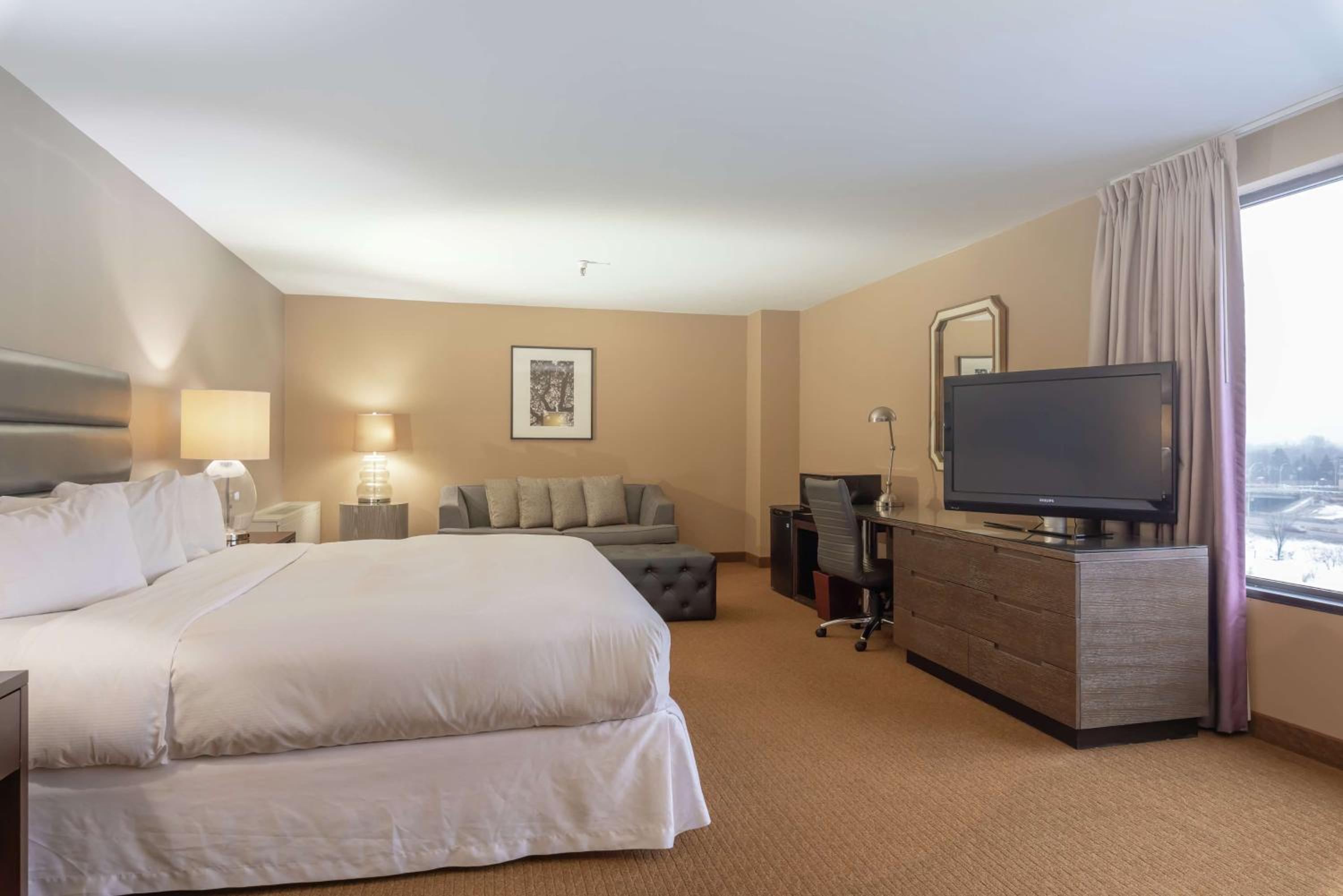 Corner King Room with Sofa Bed - Photo 3