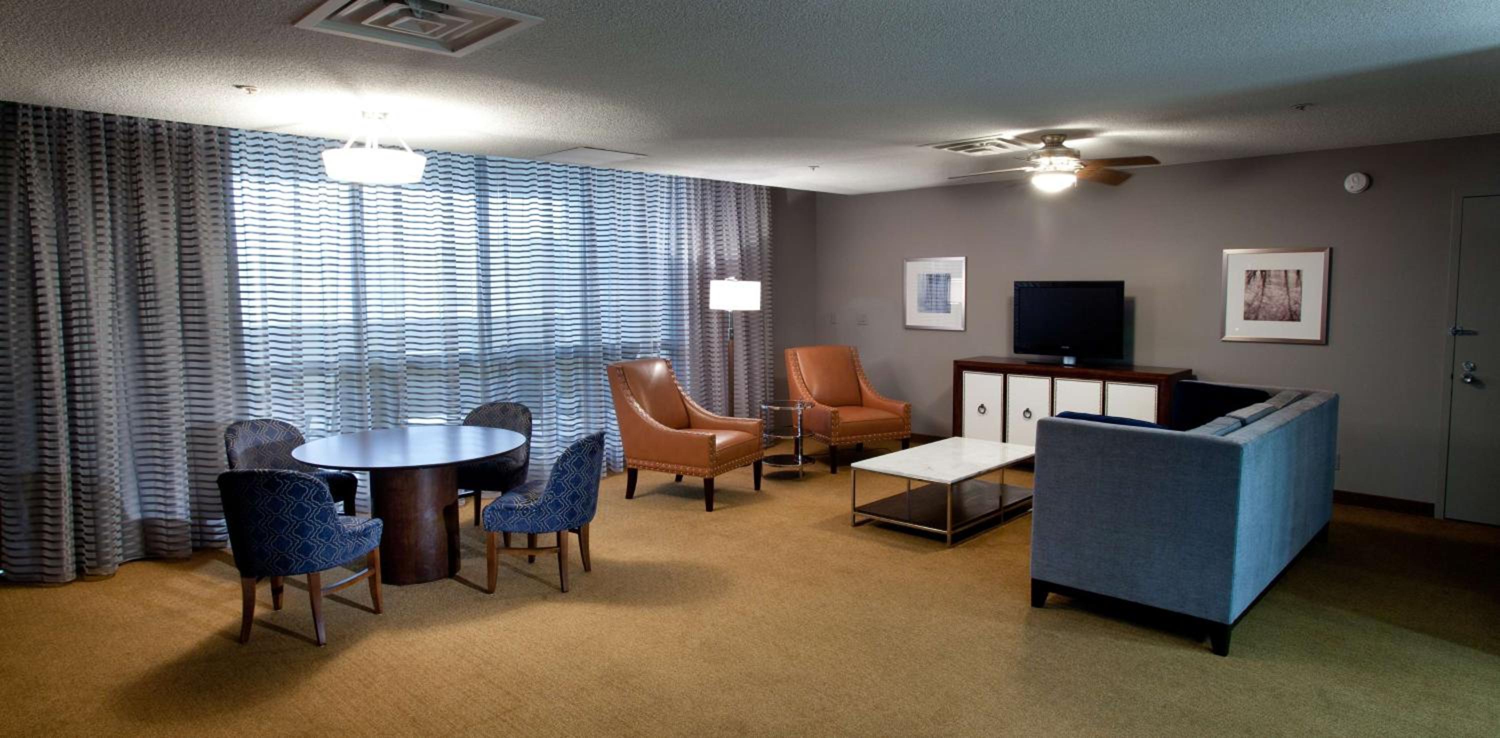 Deluxe Parlor Room with Murphy Bed photo 3