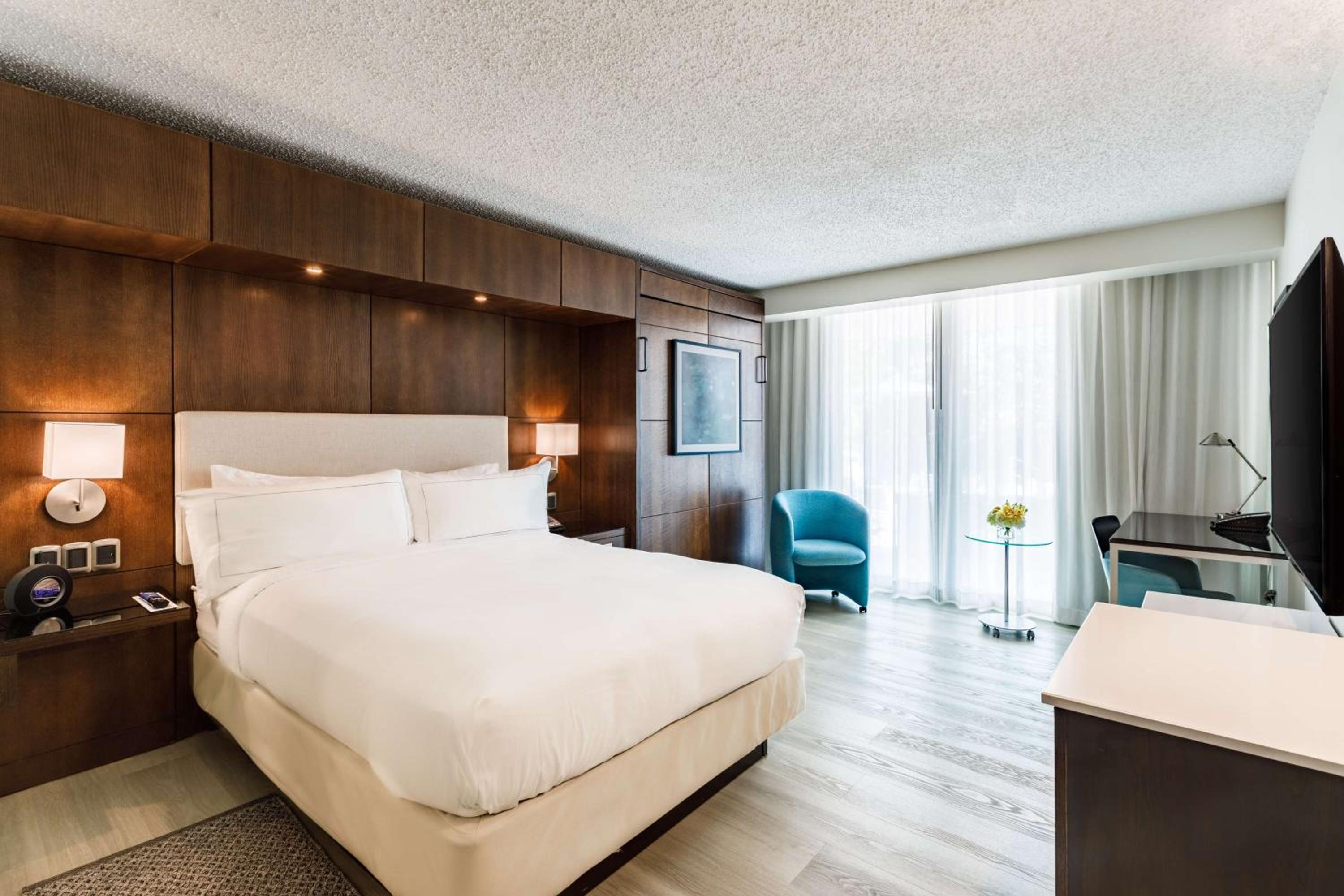 Queen Room with Extra Double Bed, Balcony and Garden View