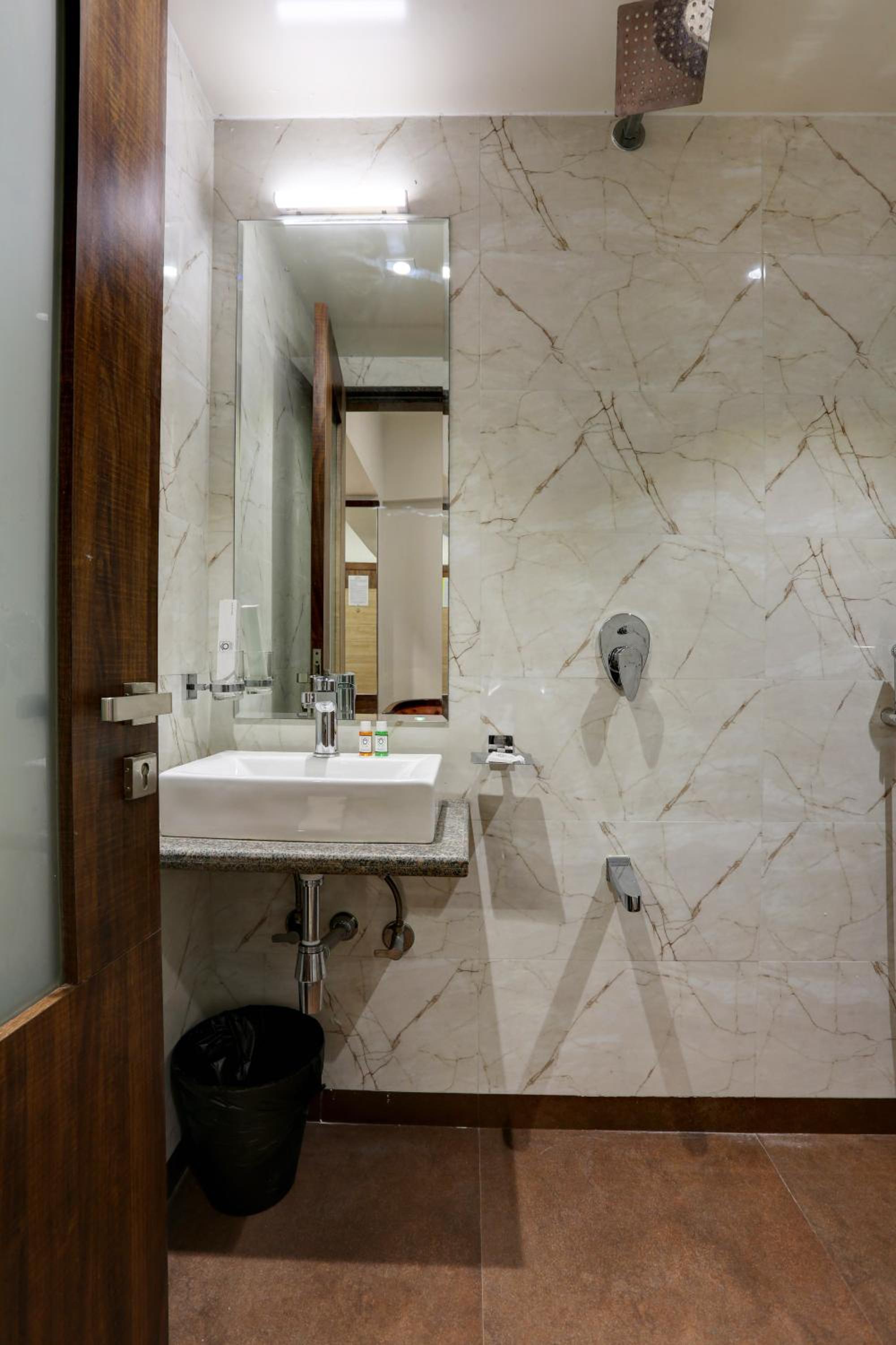 Deluxe Room - Photo 3