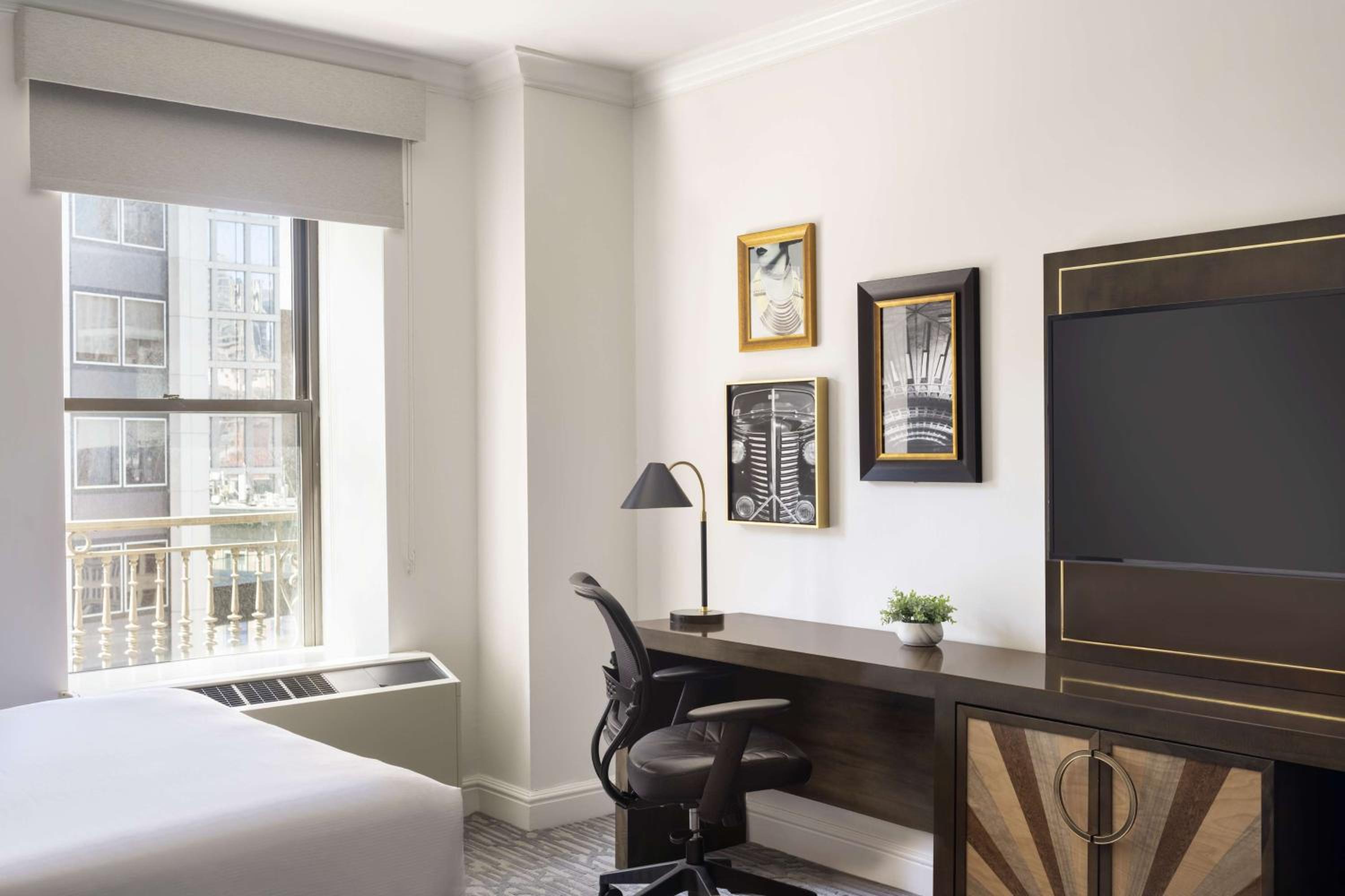 Double Room with Two Double Beds - Mobility Accessible with Tub thumbnail 5