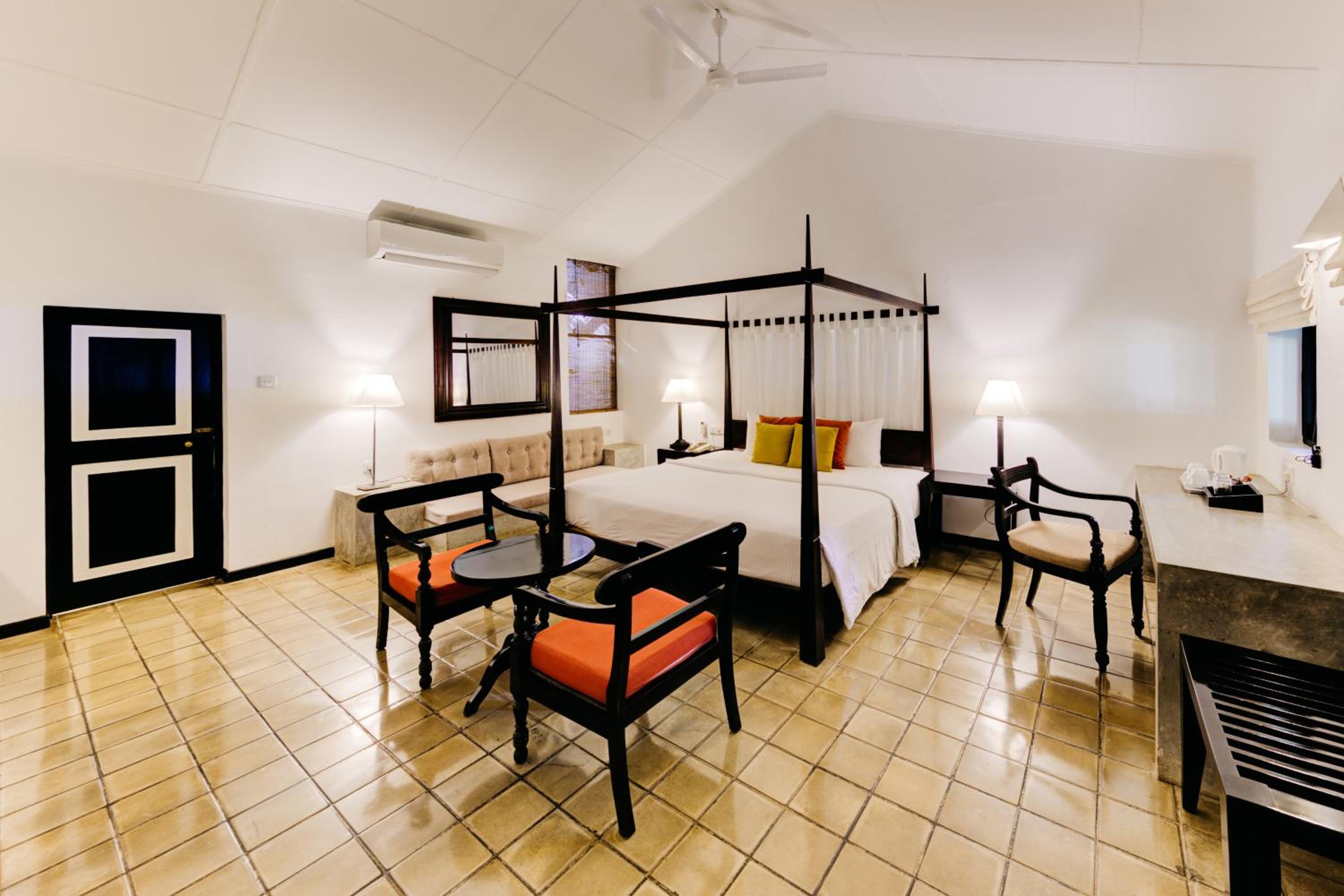 	 Deluxe King Lake View - Discounts (15% on F&B, 10% on SPA) - Photo 1
