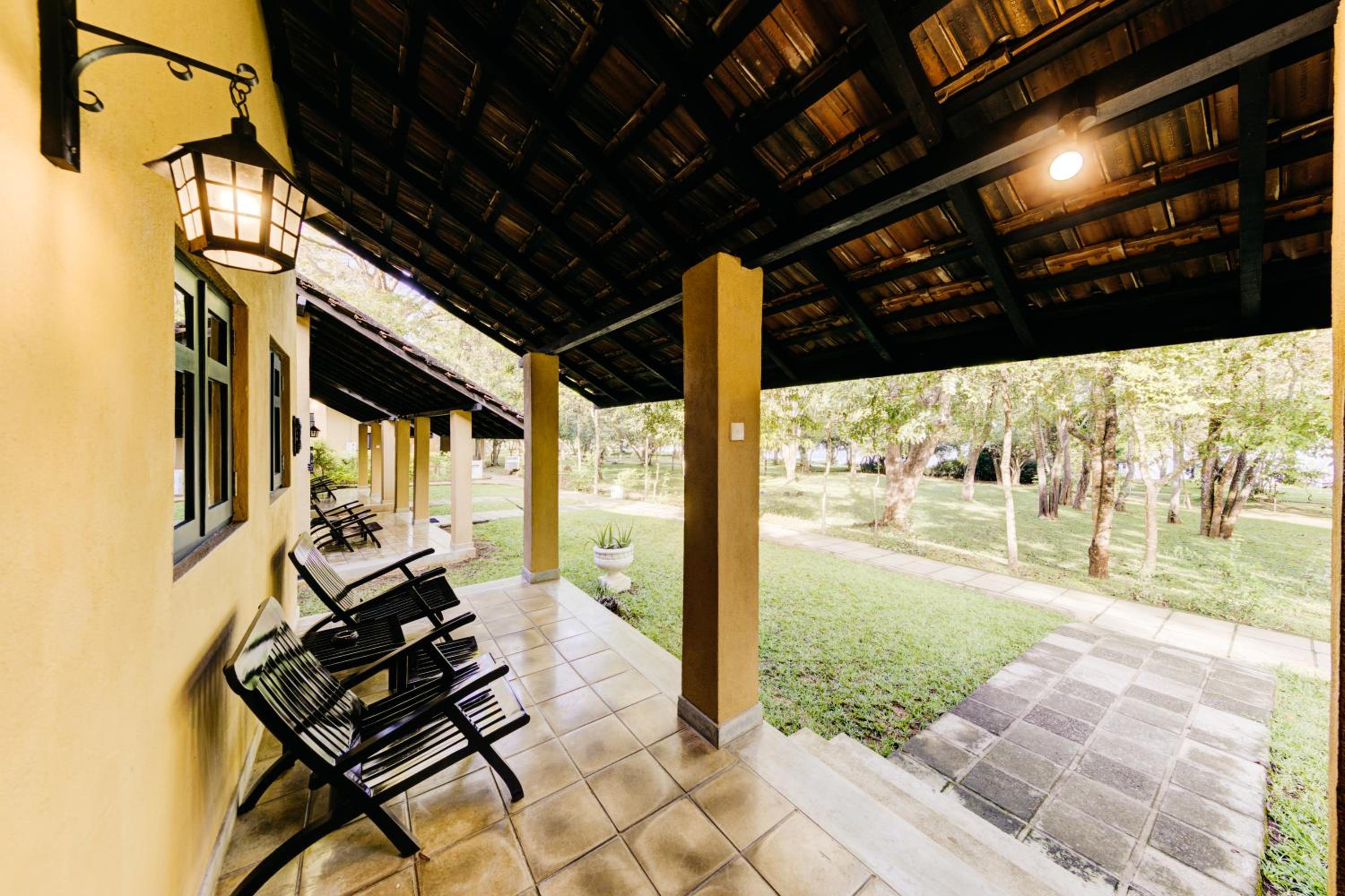 	 Deluxe King Lake View - Discounts (15% on F&B, 10% on SPA) - Photo 2