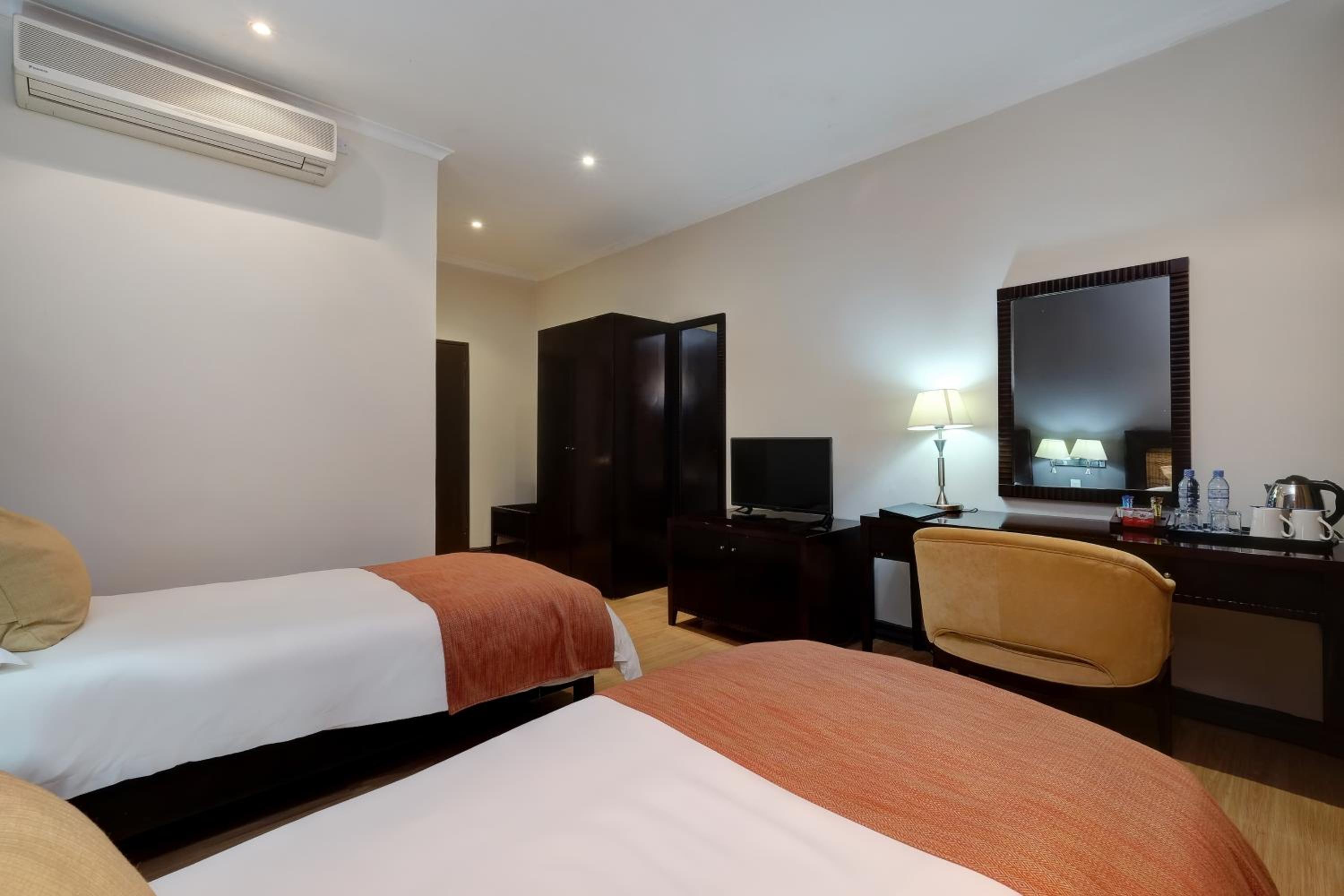 Guest Room with Twin Beds and Mountain View photo 1