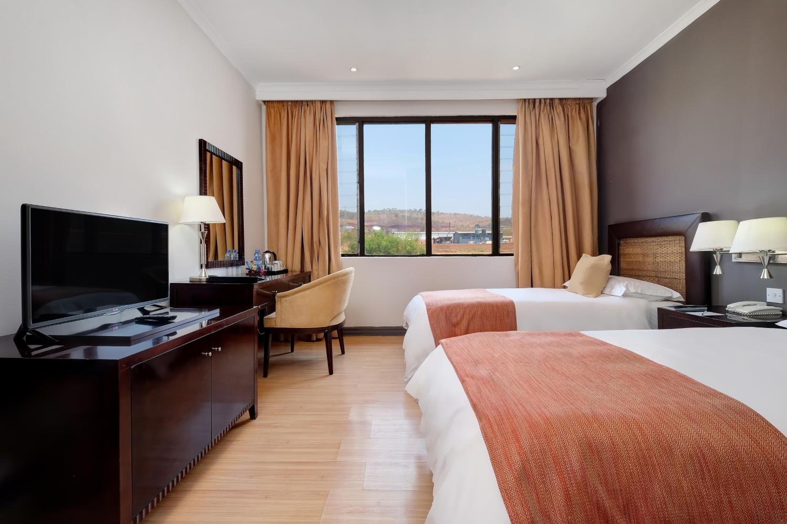 Guest Room with Twin Beds and Mountain View photo 2