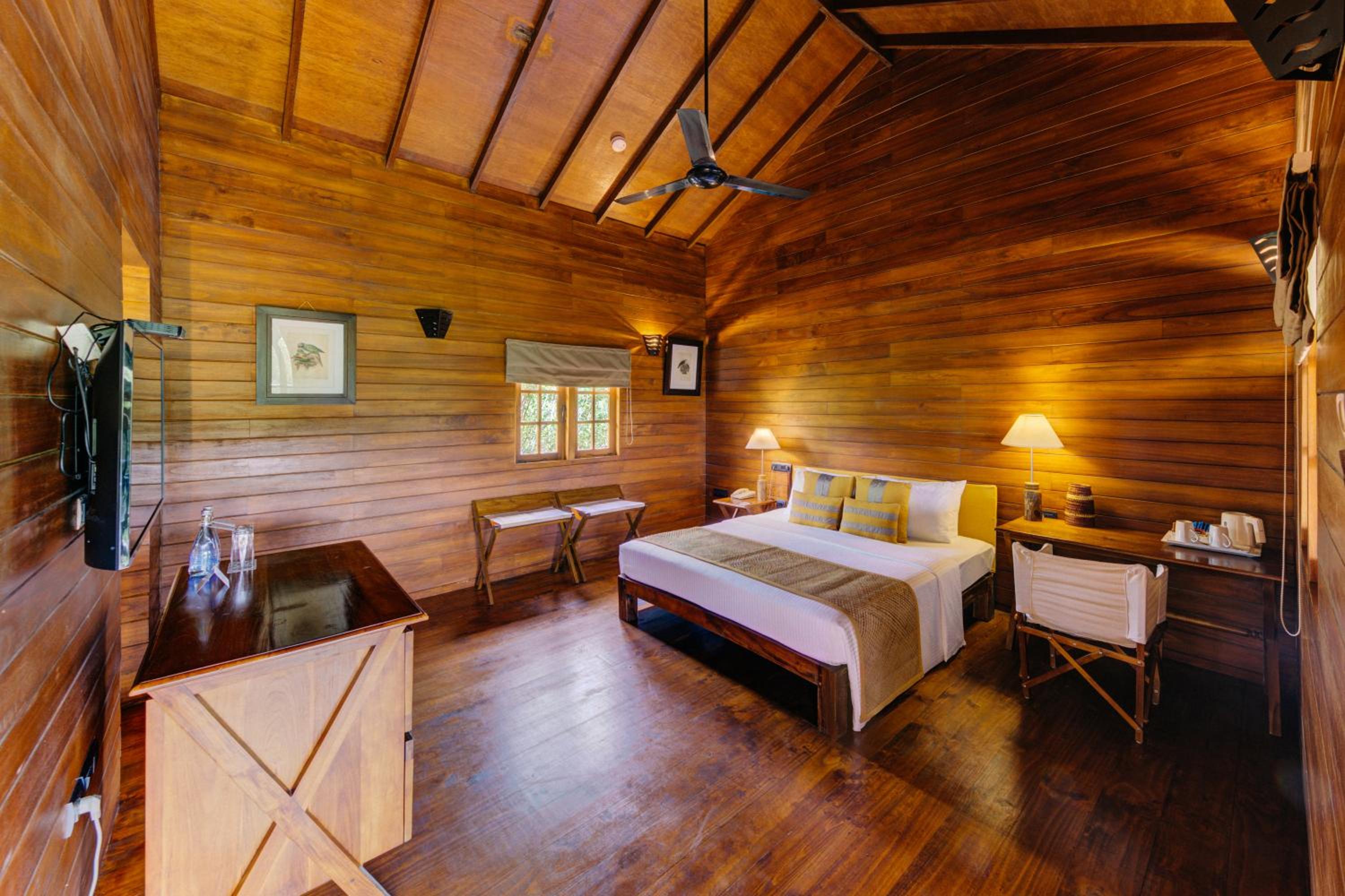Beach Chalet King - 10% off Safari | Complimentary cocktail each if reserved during Stargazing experience - Photo 1