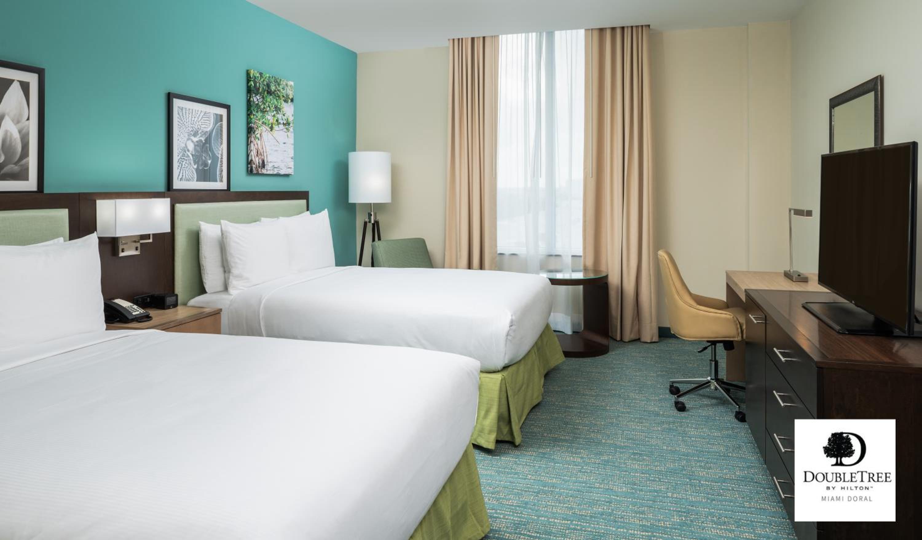 Queen Room with Two Queen Beds - Photo 4