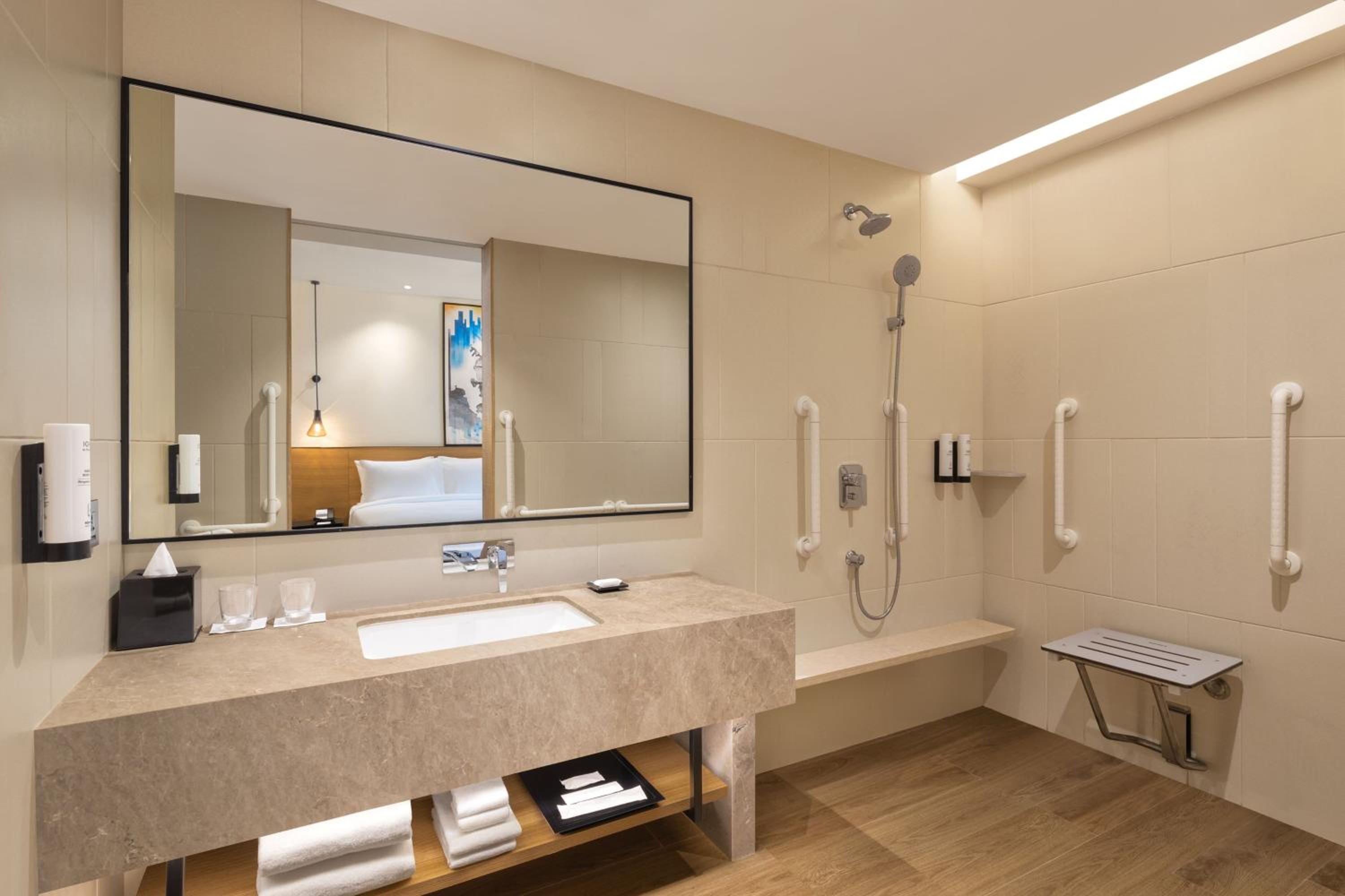 Standard Queen Room with City View with 50% discount on Buffet , 10% off on Airport Transfers , Laundry and Happy Hours on beverages enjoy 1+1 offer on select beverages - Photo 4