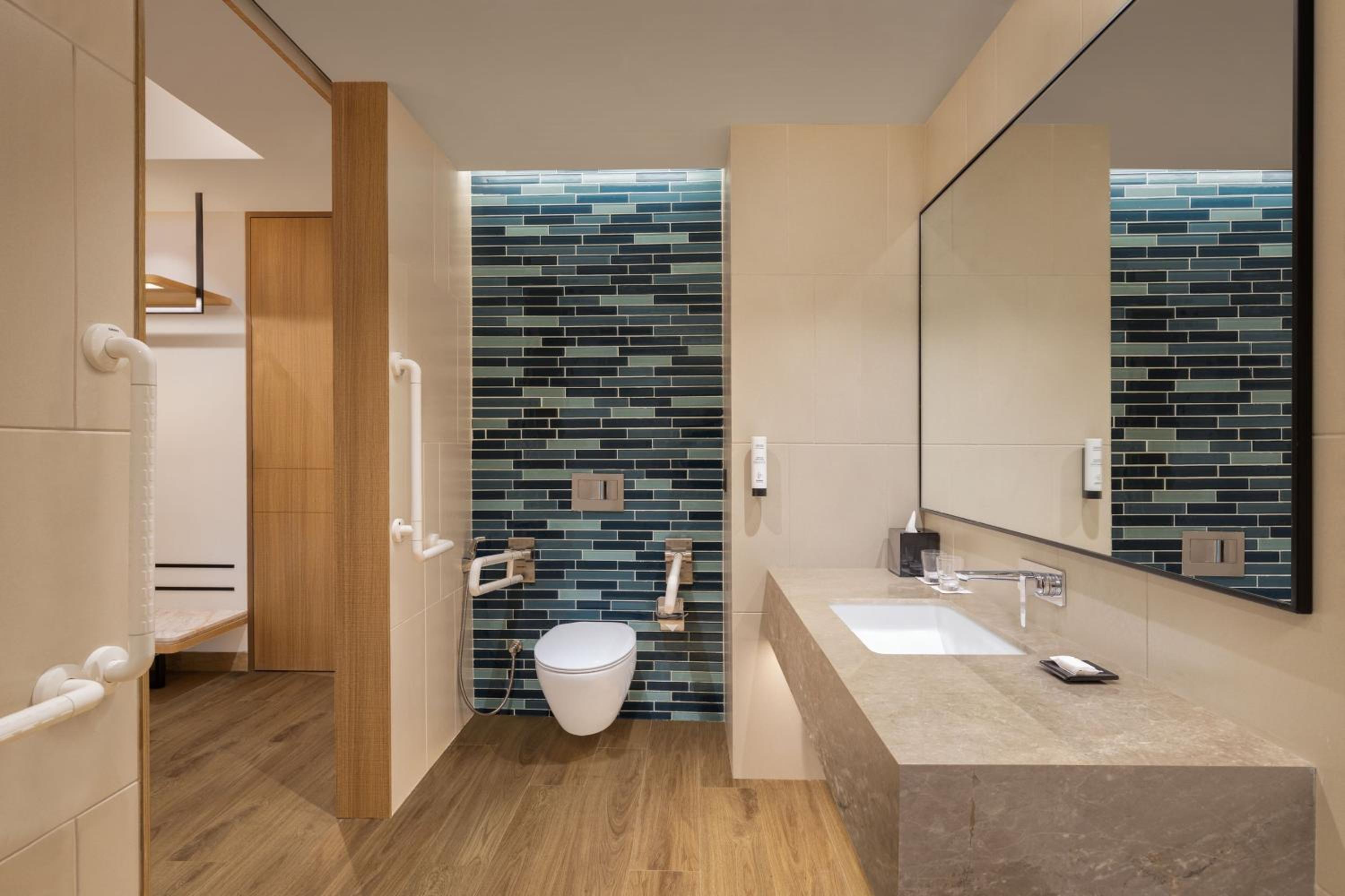 Standard Queen Room with City View with 50% discount on Buffet , 10% off on Airport Transfers , Laundry and Happy Hours on beverages enjoy 1+1 offer on select beverages - Photo 5