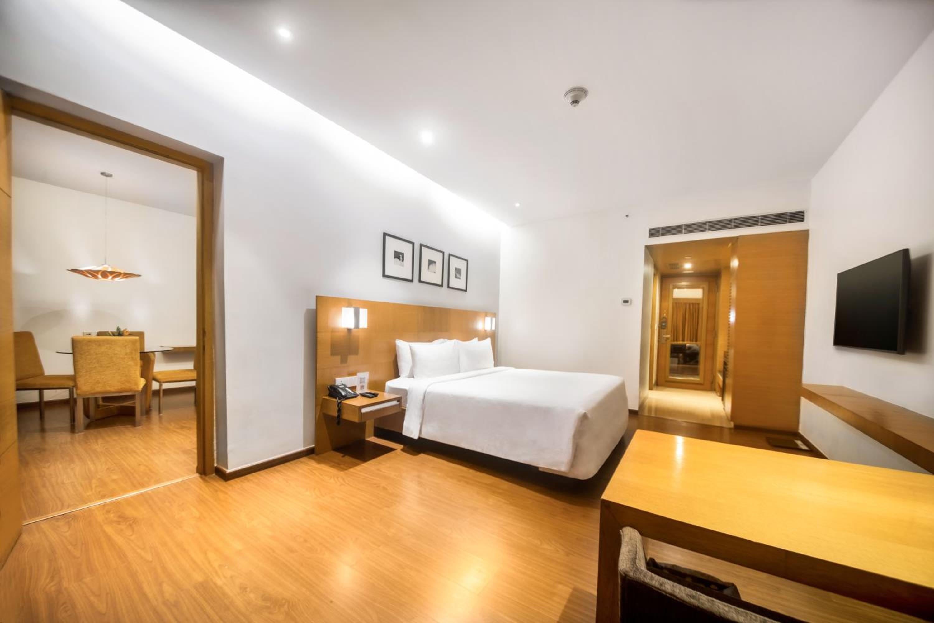 Marigold Royal Suite With Complimentary Cocktail Hour 07pm To 09pm
