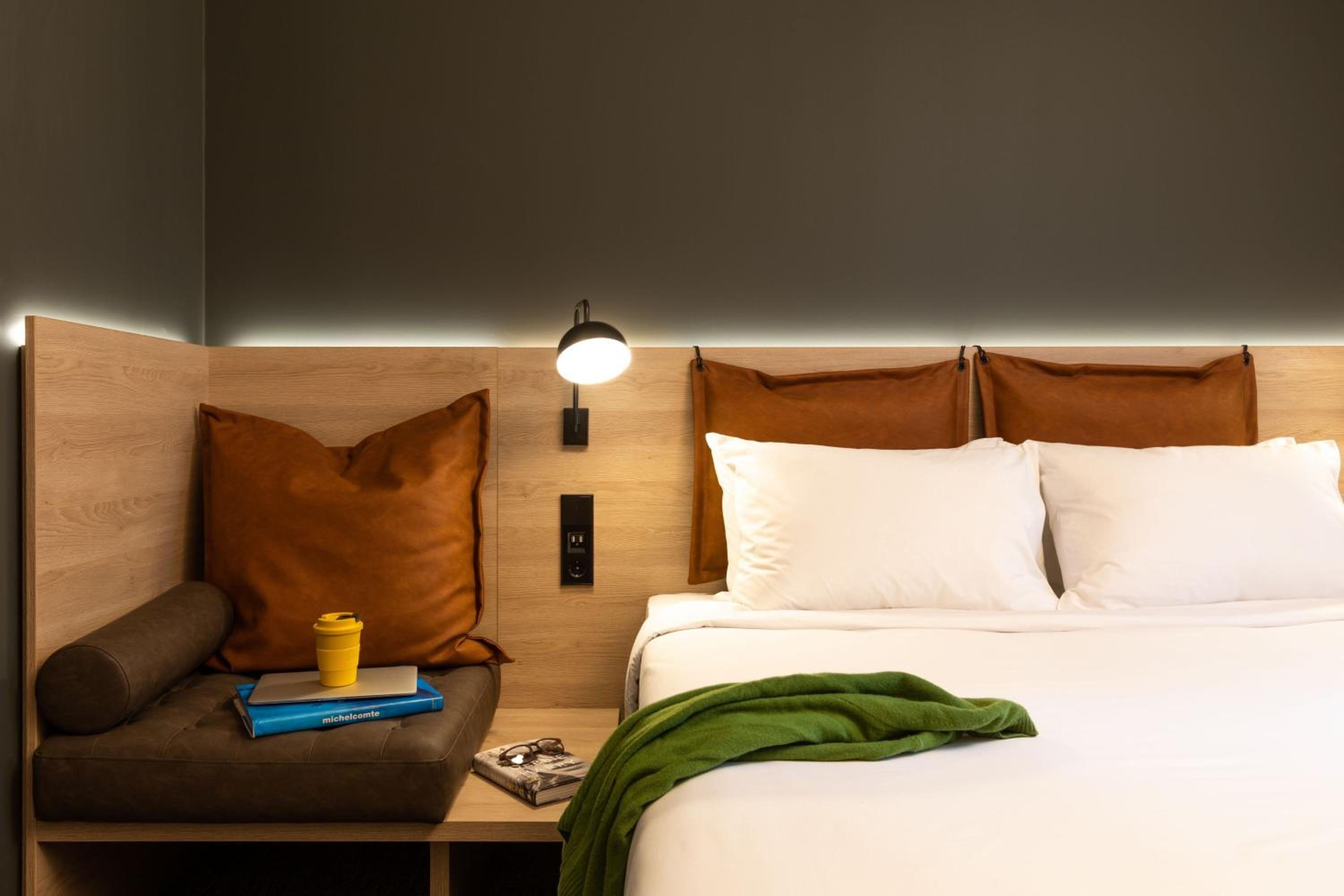 Moxy Queen Room - Photo 14