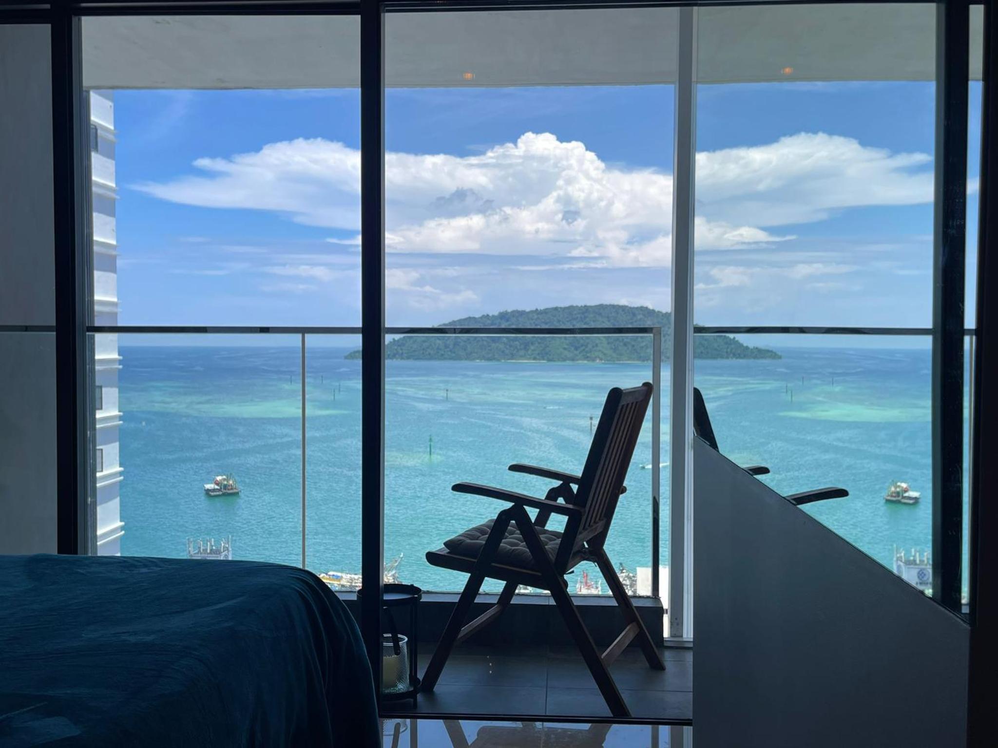 Deluxe One-Bedroom Apartment with Harbor View photo 2