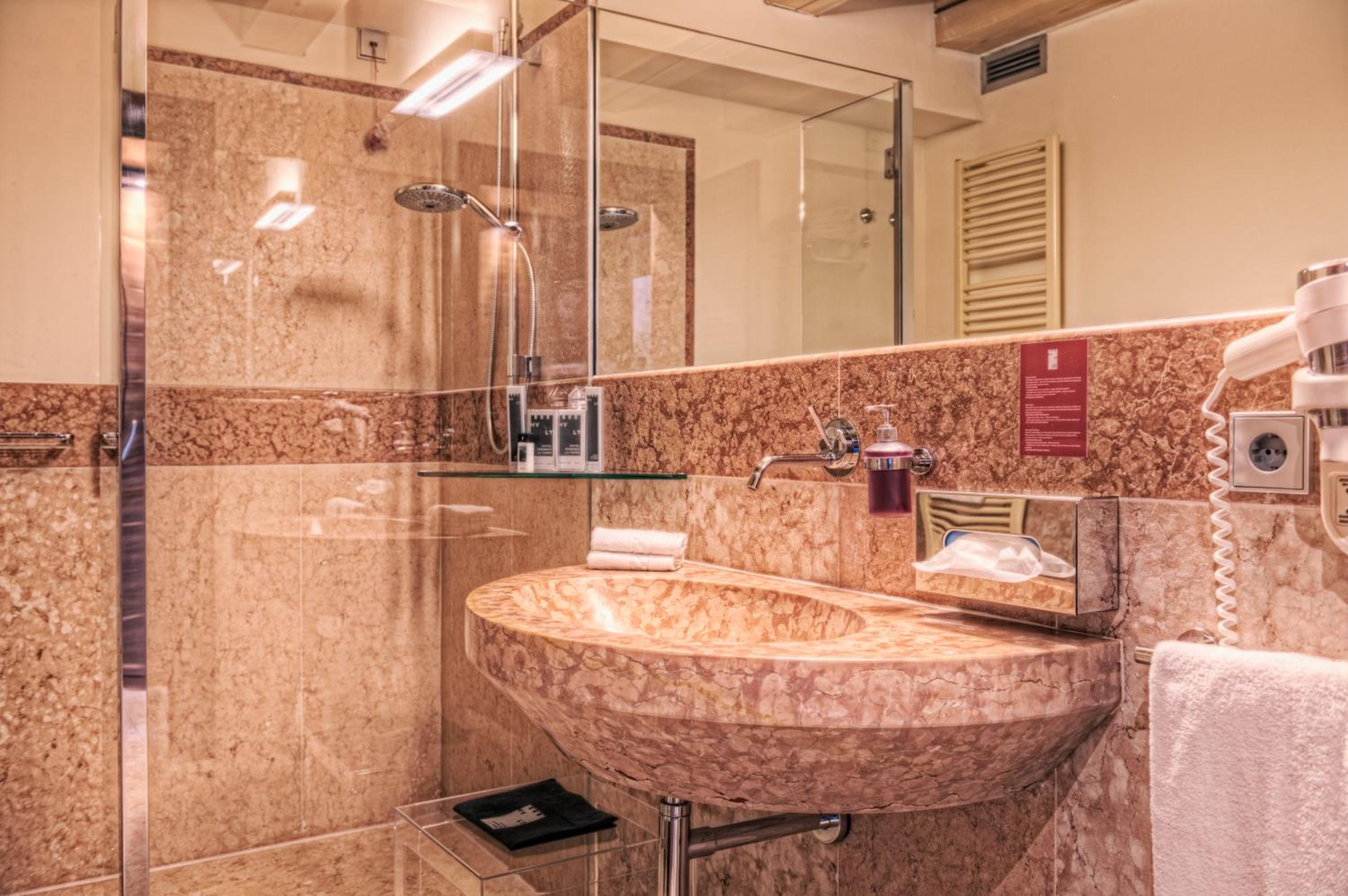 Junior Suite with Spa Access - Photo 10