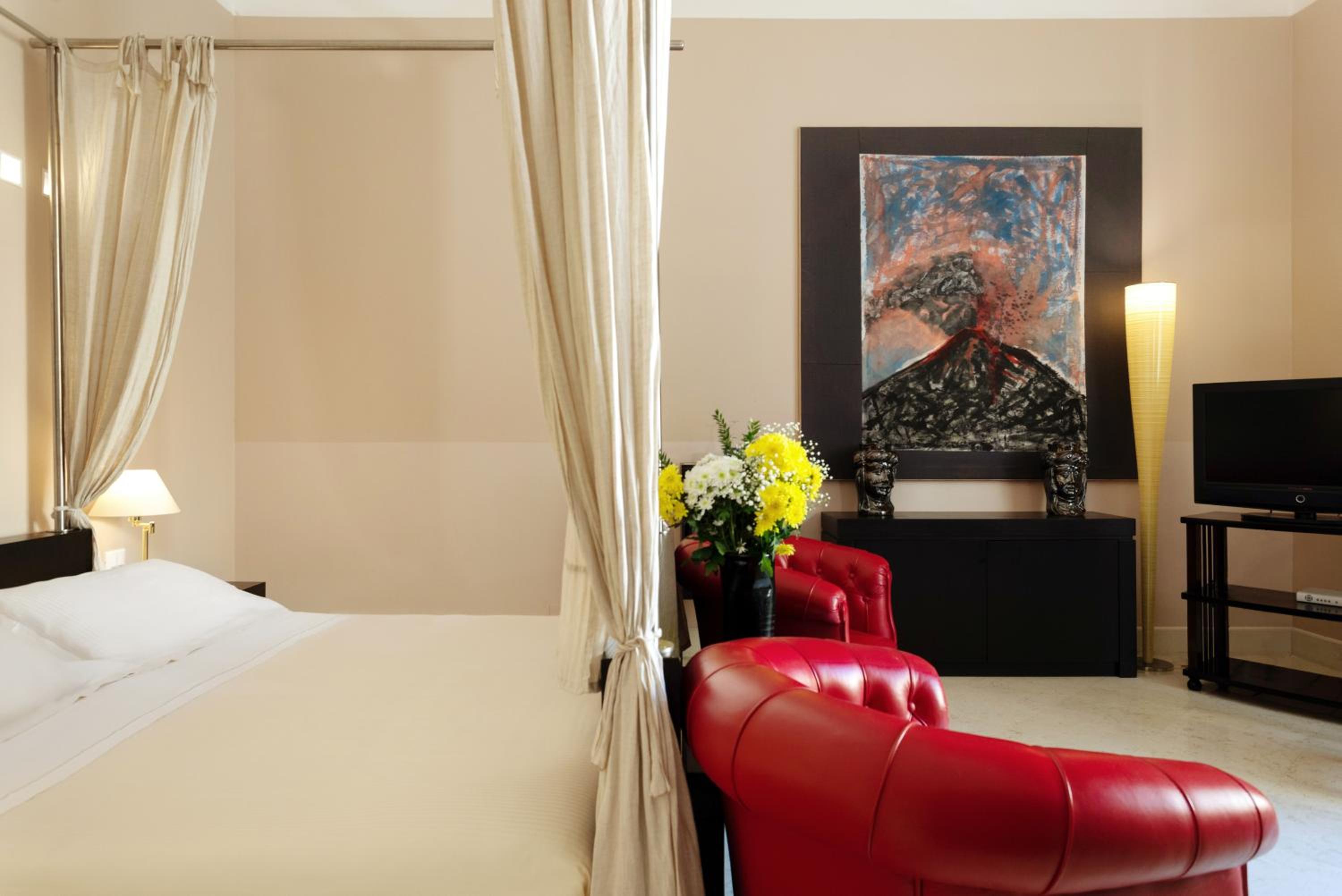 Superior room with a four poster bed - Photo 1