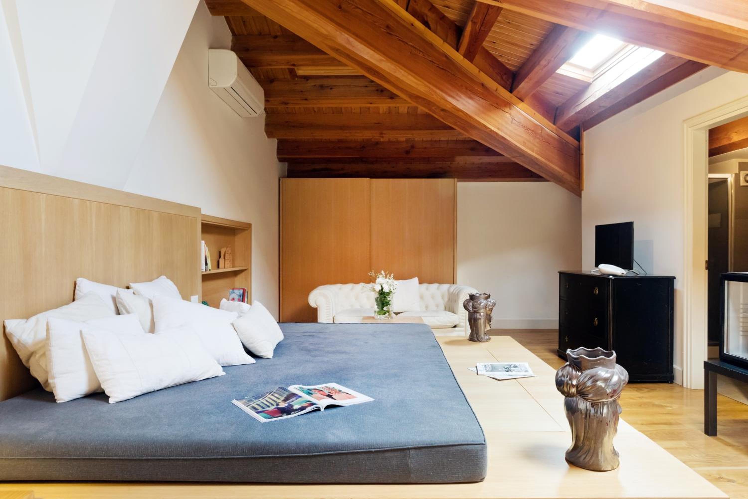 Luxury Suite - Photo 8