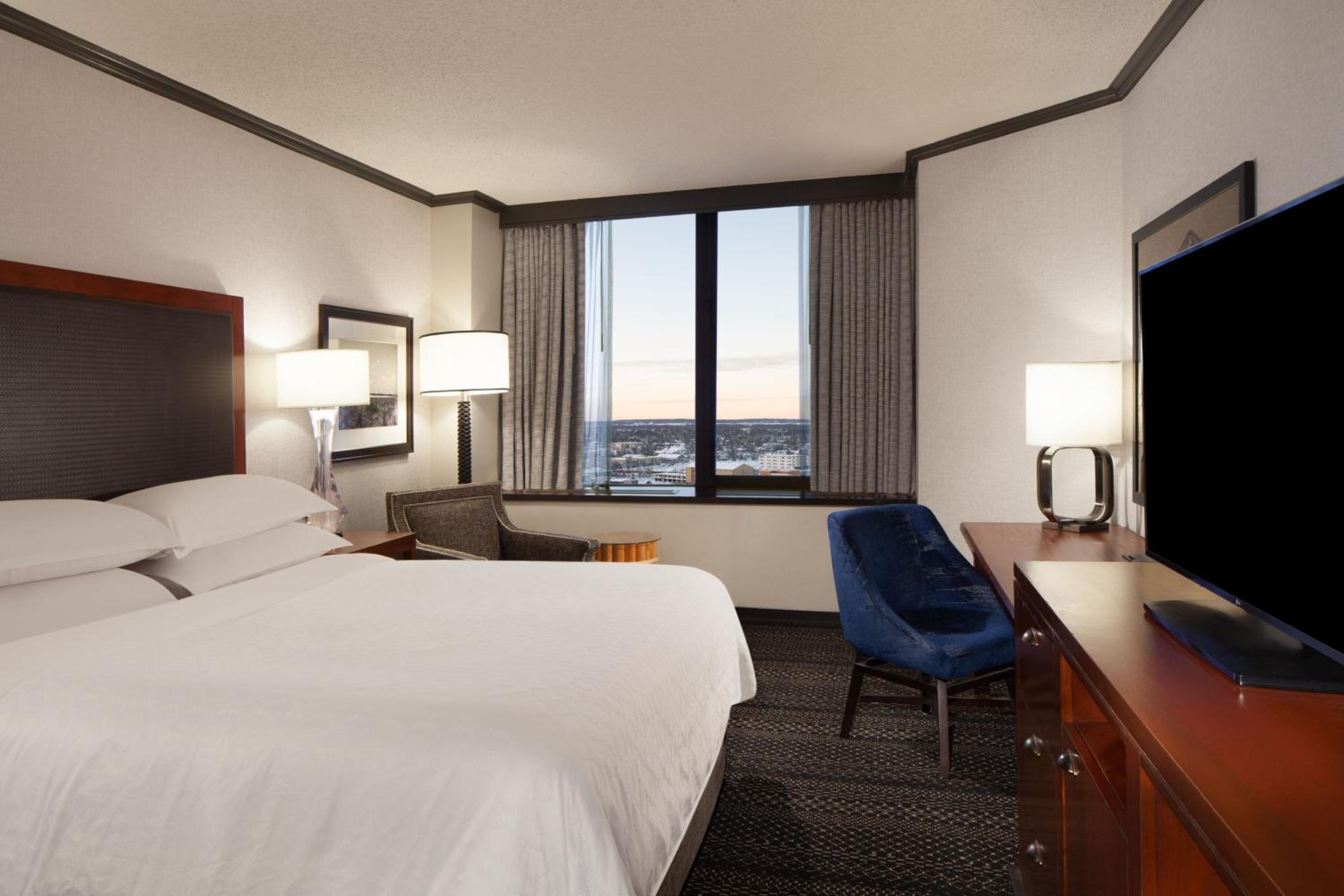 Deluxe, Guest room, 1 King, Mountain or Bay view, High floor - Photo 1