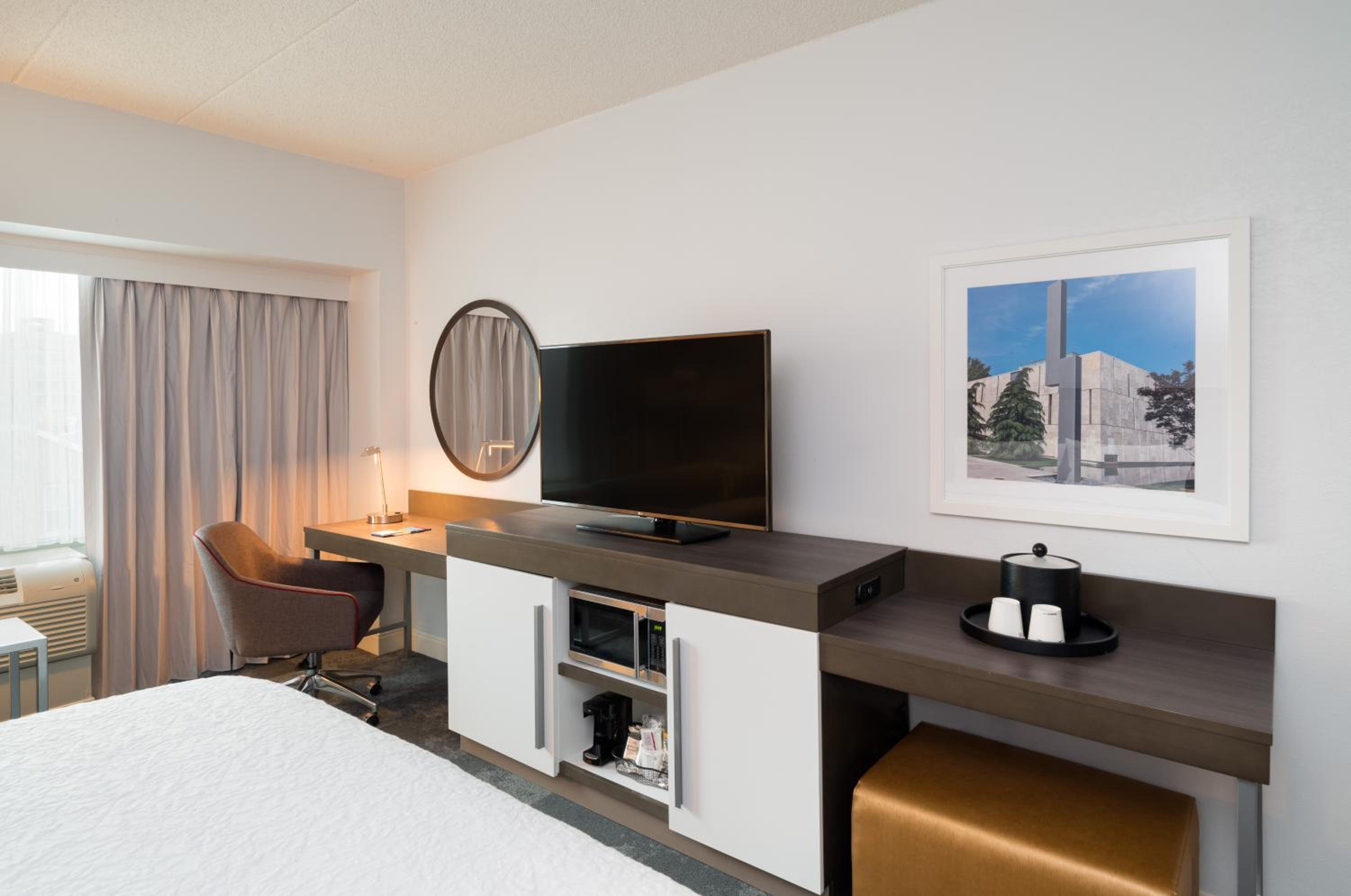 King Room with King Bed - Non-Smoking - Photo 3