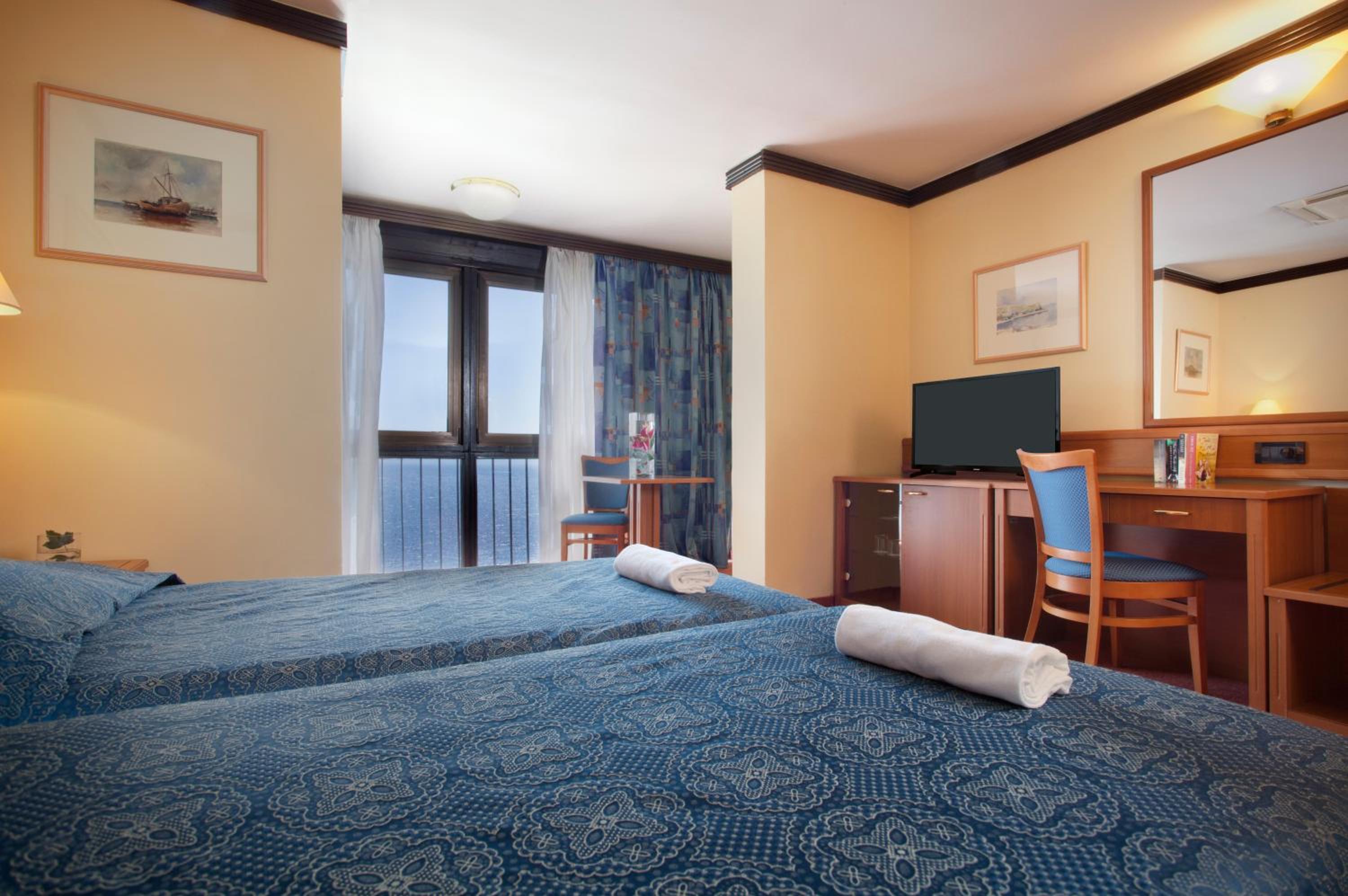 Double or Twin Room with Sea View - Photo 2