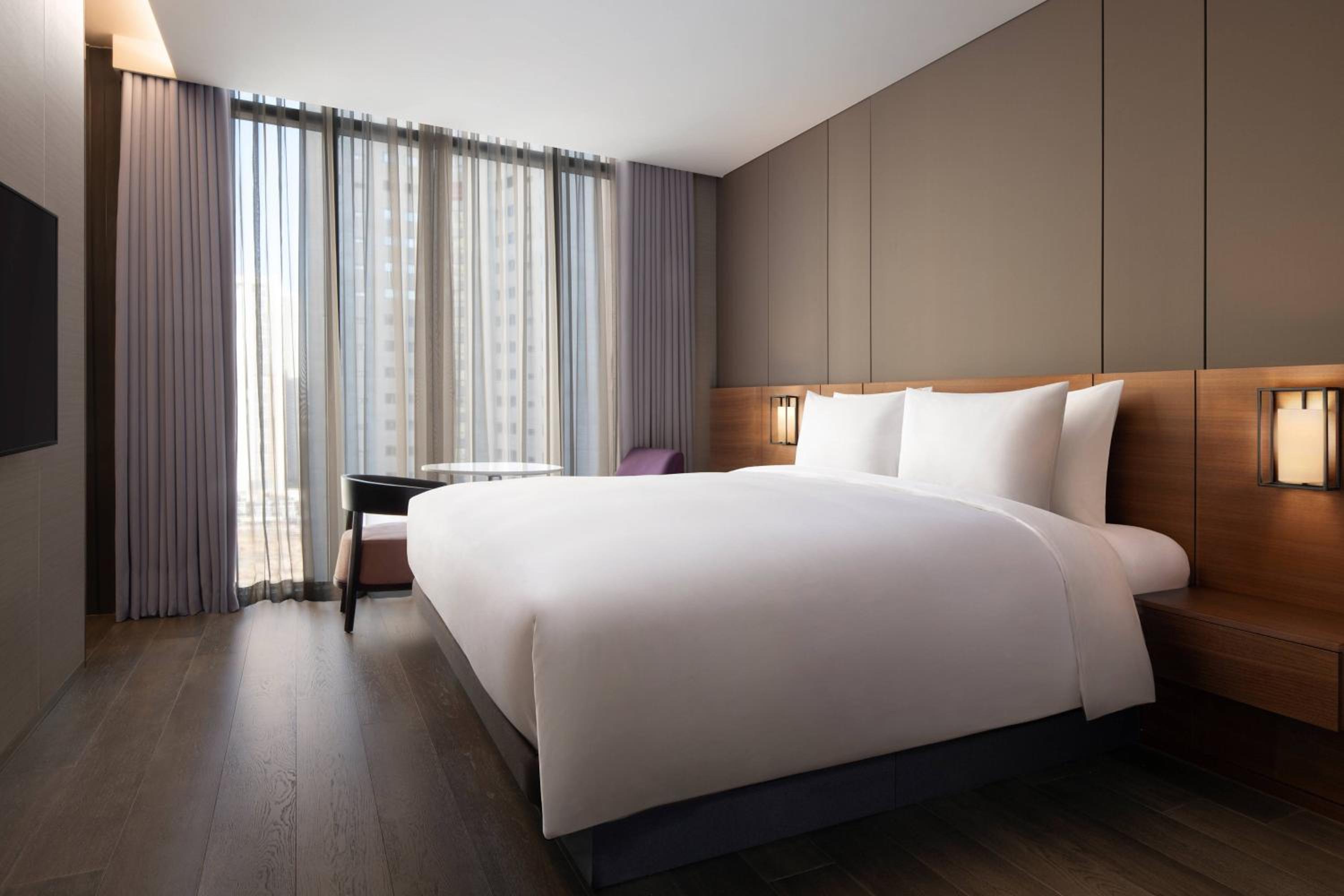Deluxe King Suite - Photo 6