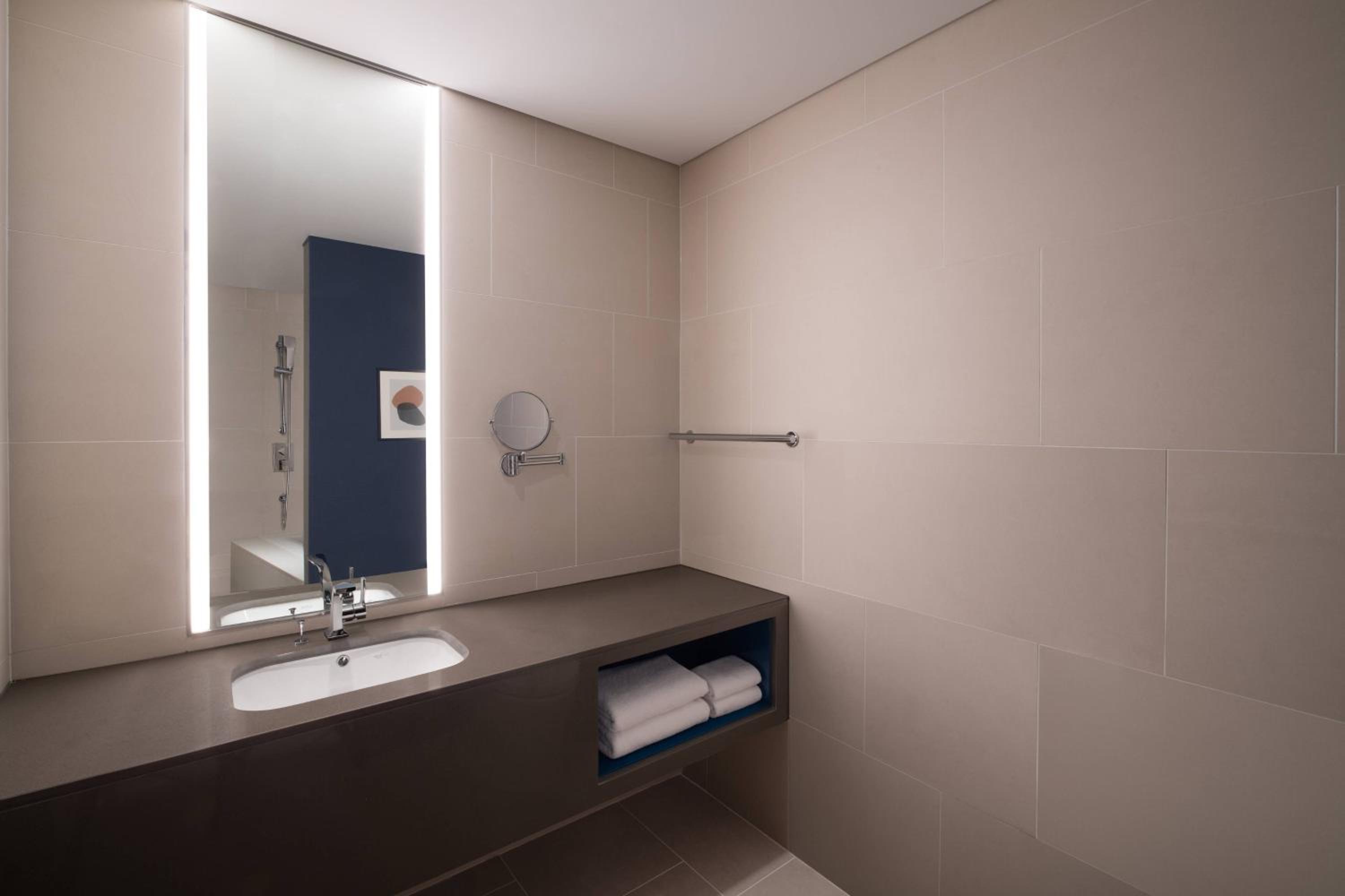 Premier King Suite - Photo 7
