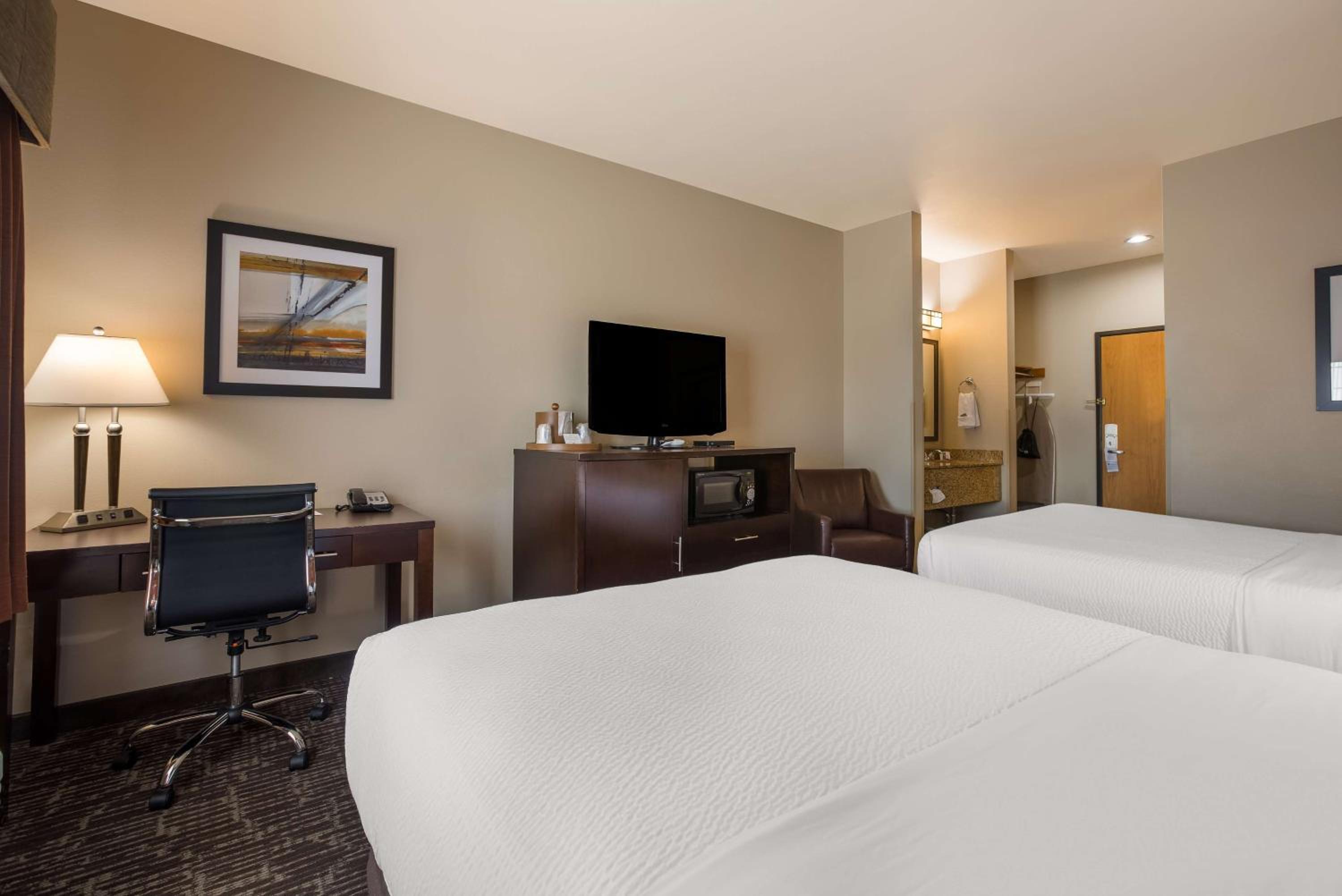 Deluxe Queen Room with Two Queen Beds - Non-Smoking photo 2