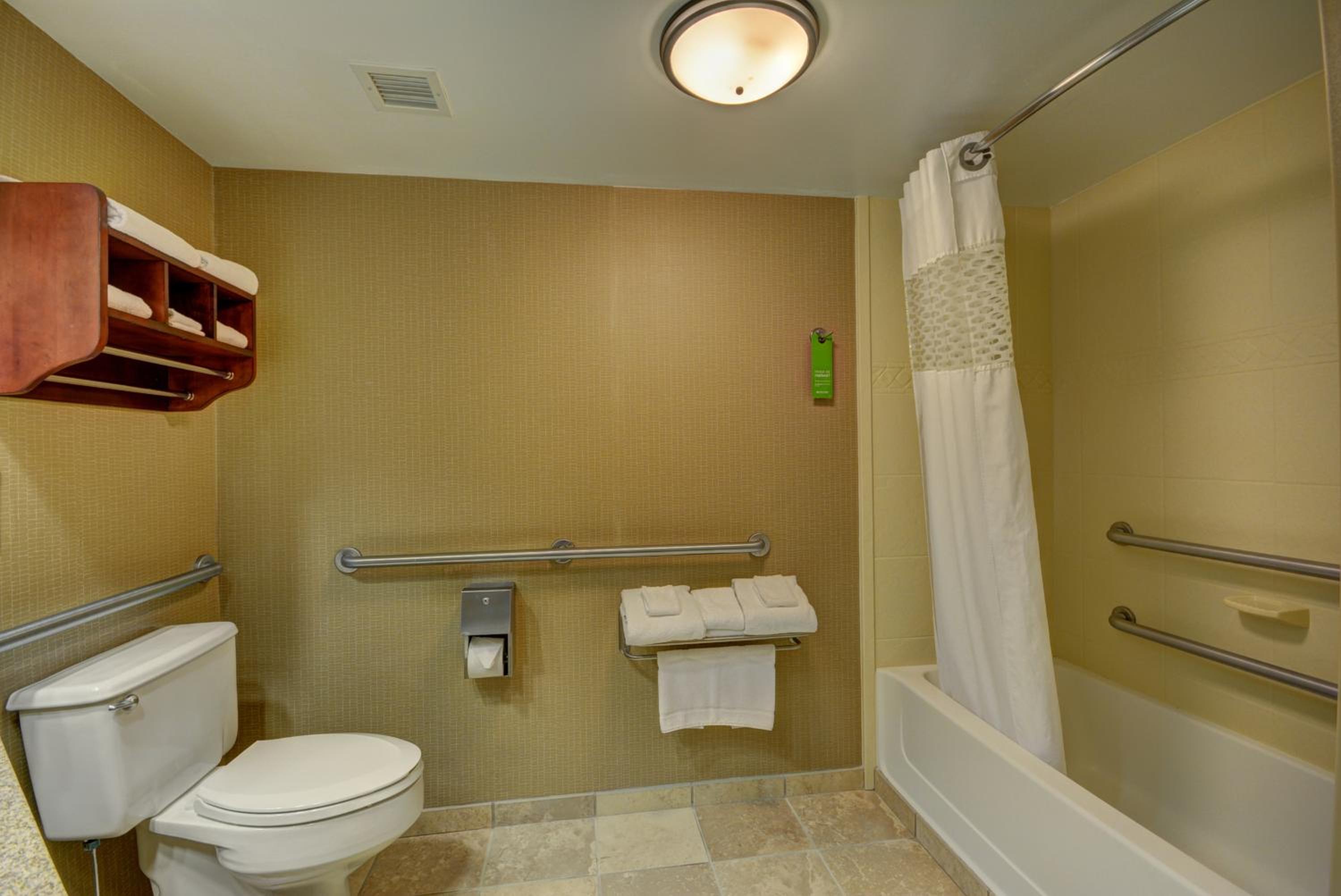 Queen Room with Mobility Access/Non-Smoking - Photo 2